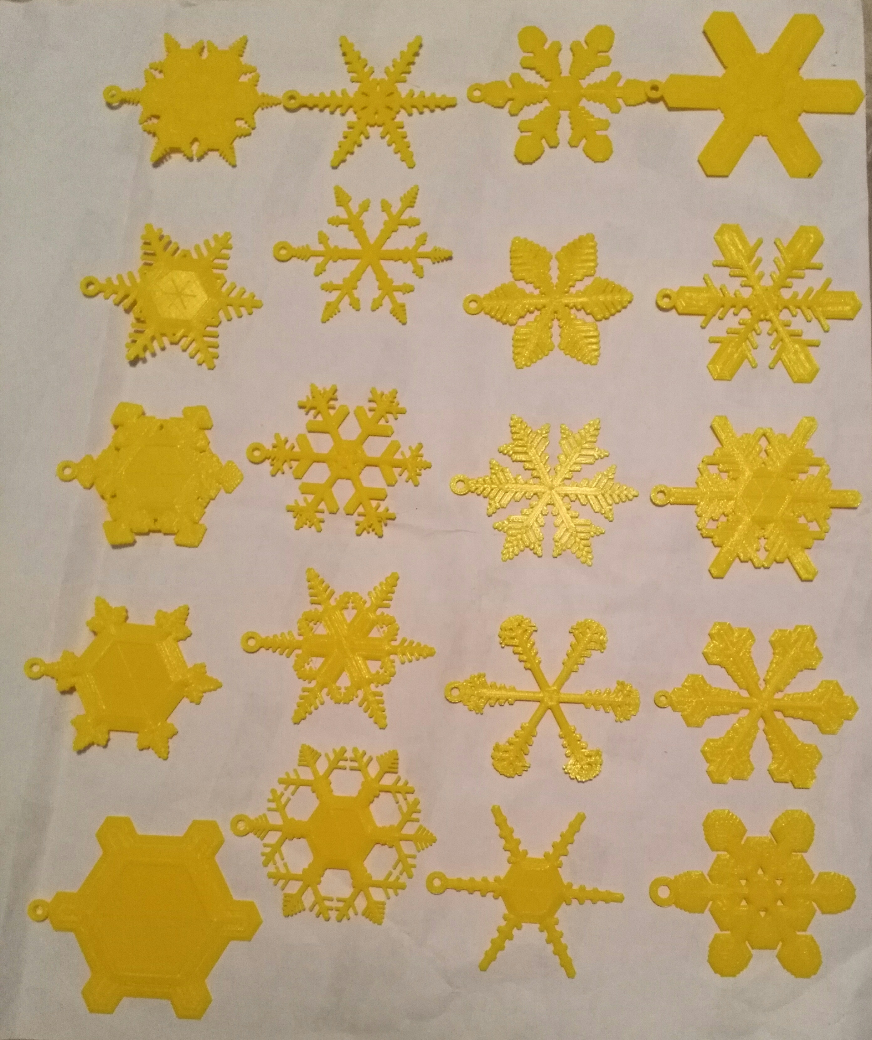 20 realistic snowflakes from a parameteriс generator