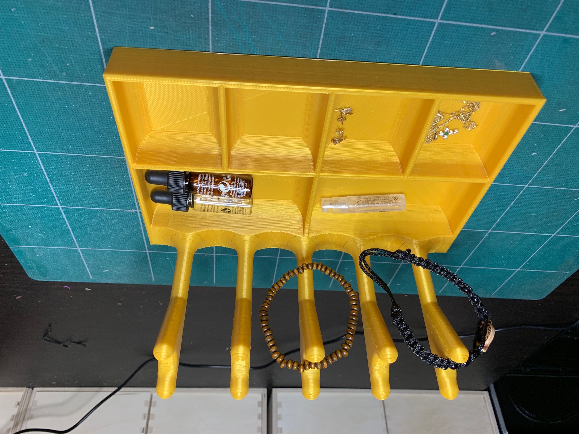 Jewelry/wristband organizer
