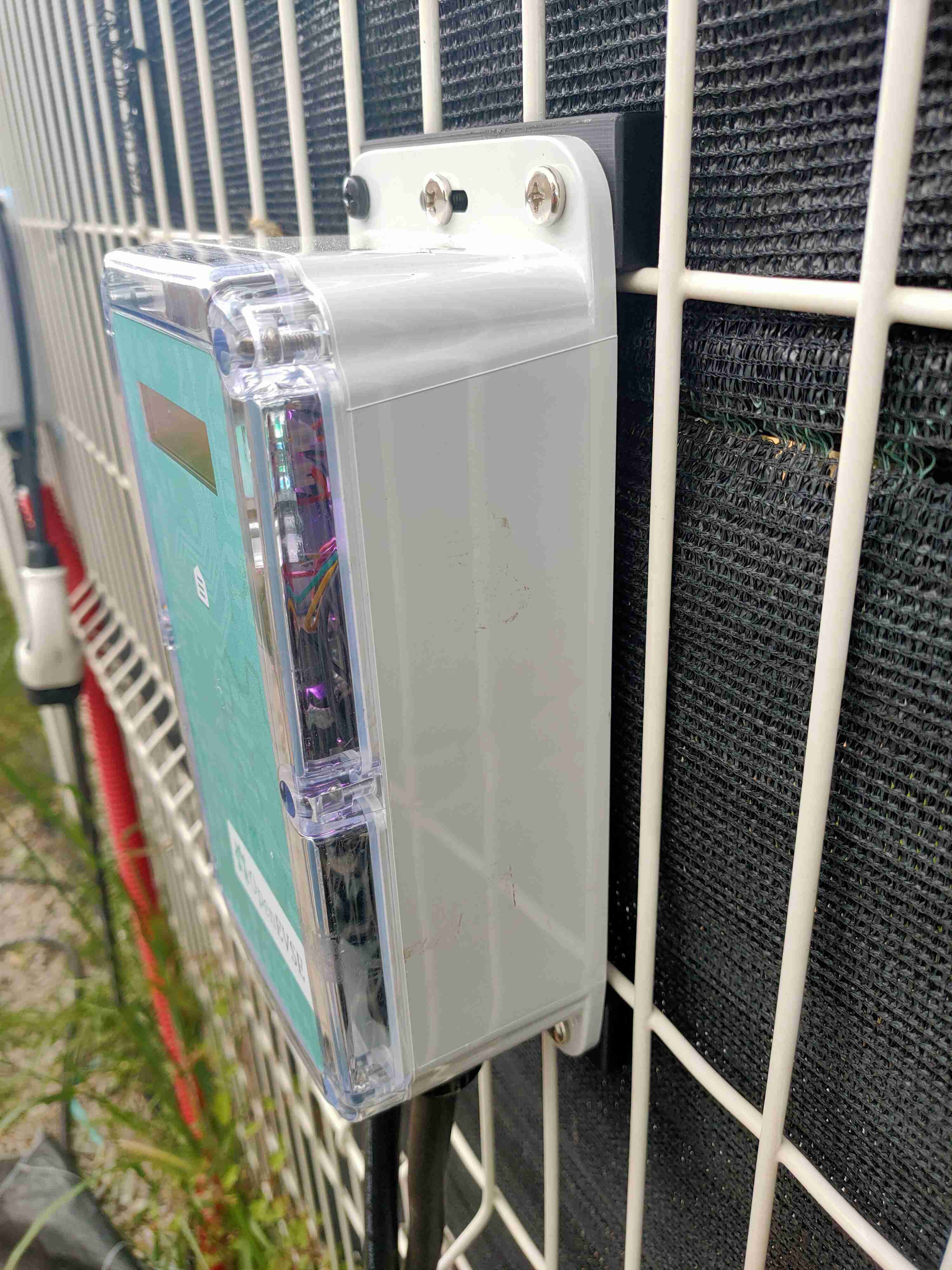 Fixation pour borne OpenEVSE sur Grillage Rigide
