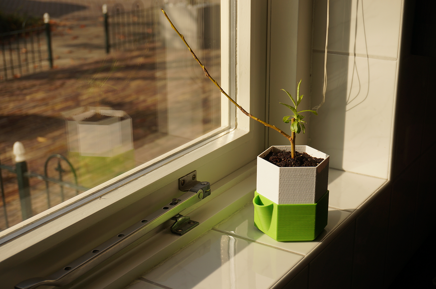 Planter with reservoir