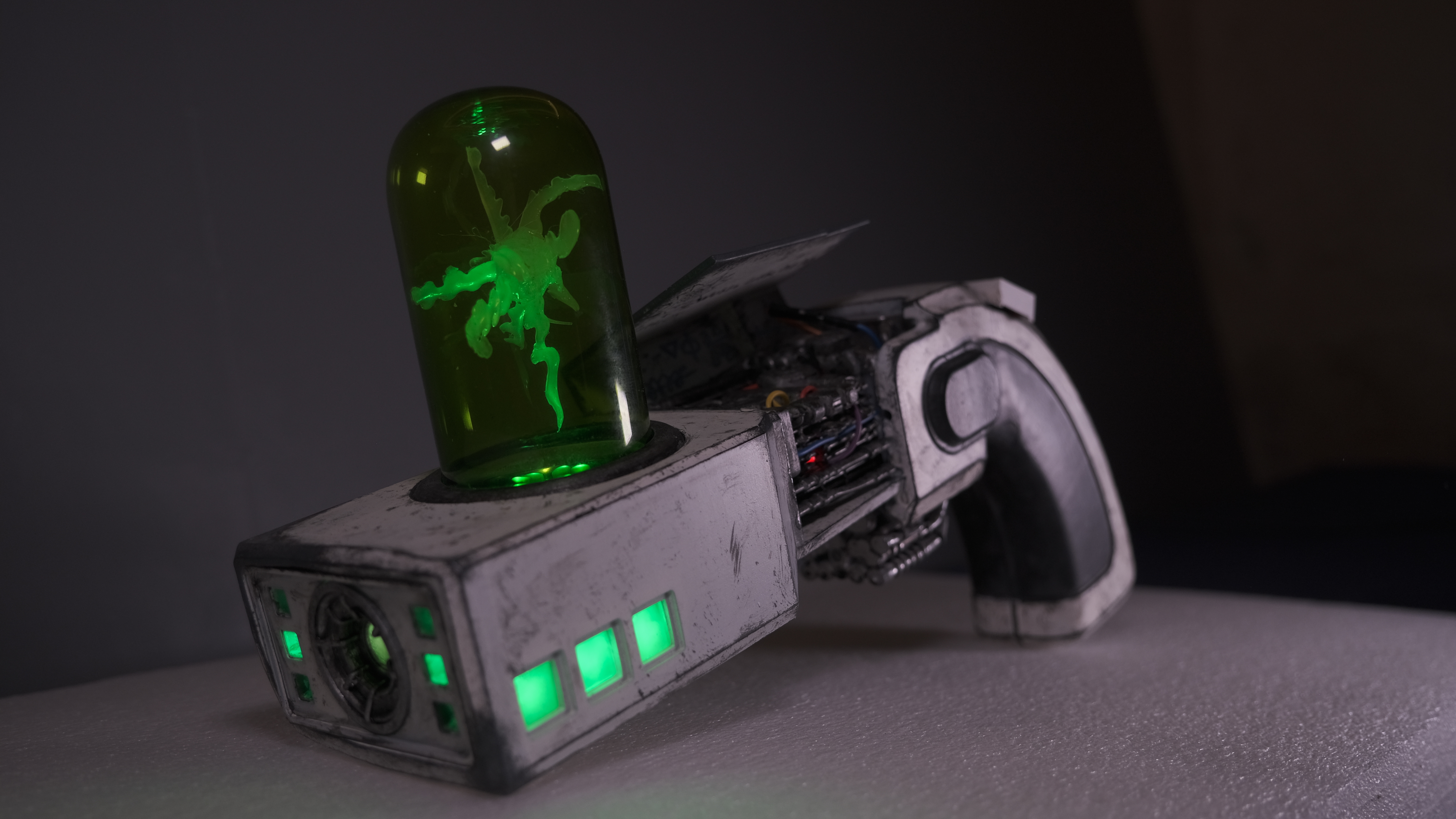 Realistic Portal Gun Prop (Rick and Morty) - ESP32 + LEDs + 7 Segment Display