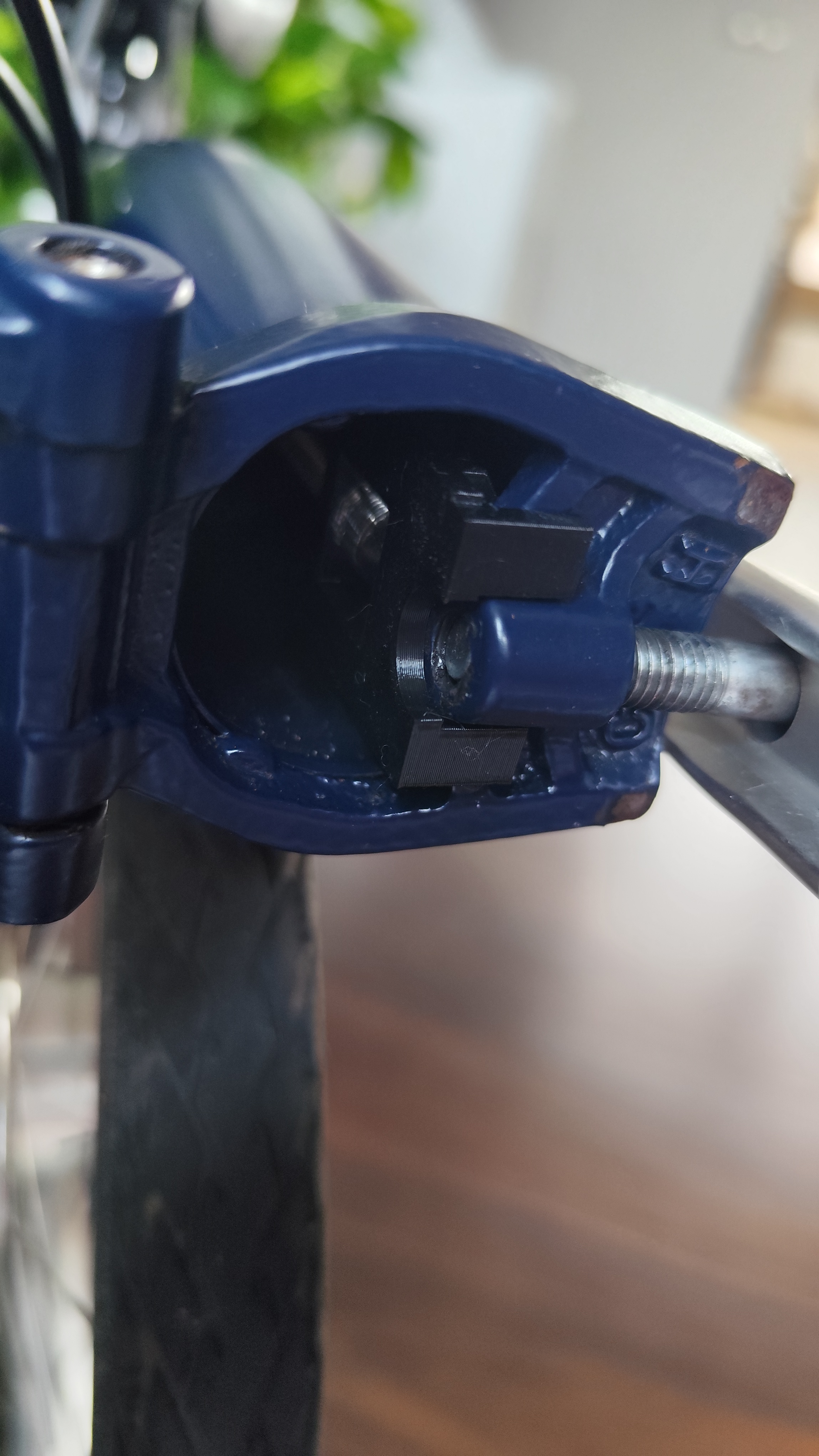 Brompton innertube holder for different hinge type