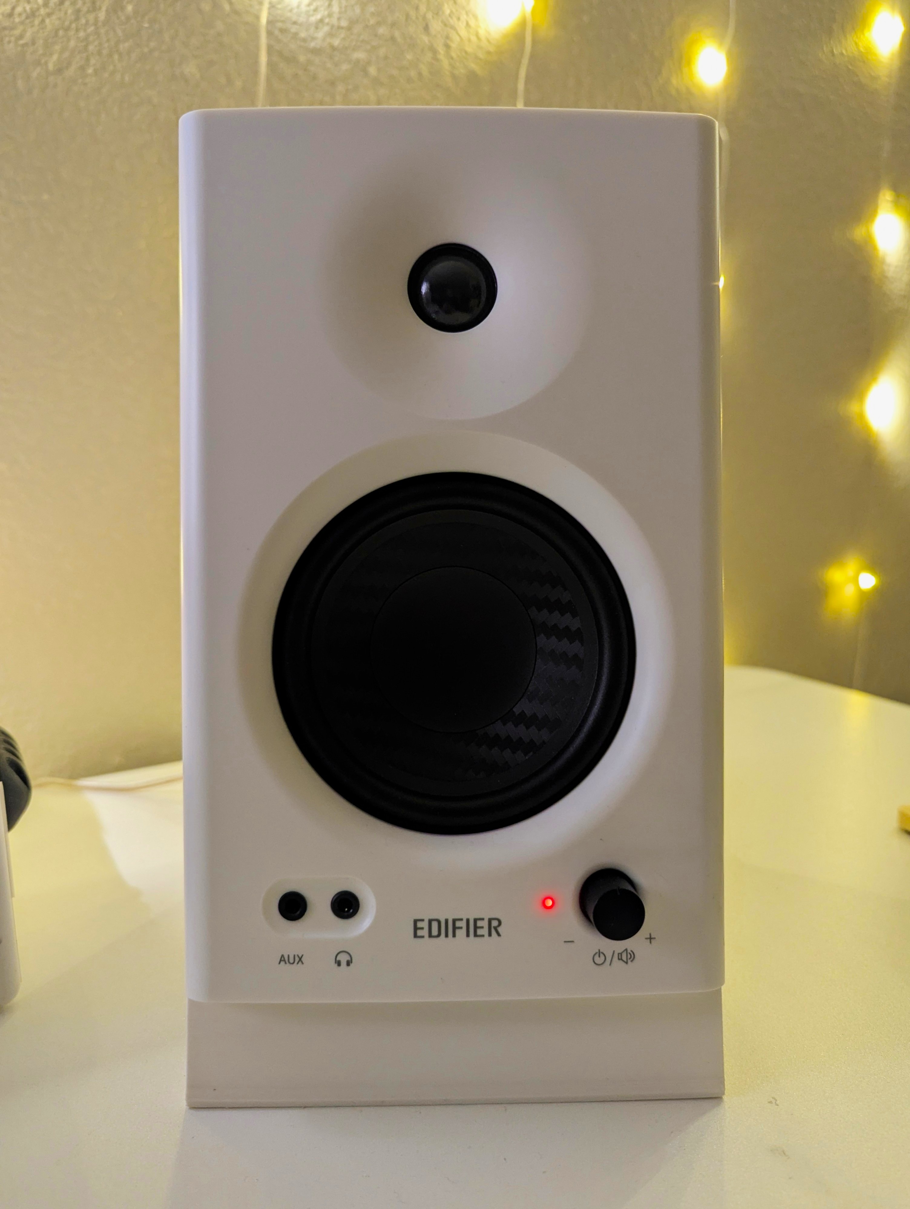 Lightweight speaker angled stand - Edifier MR4