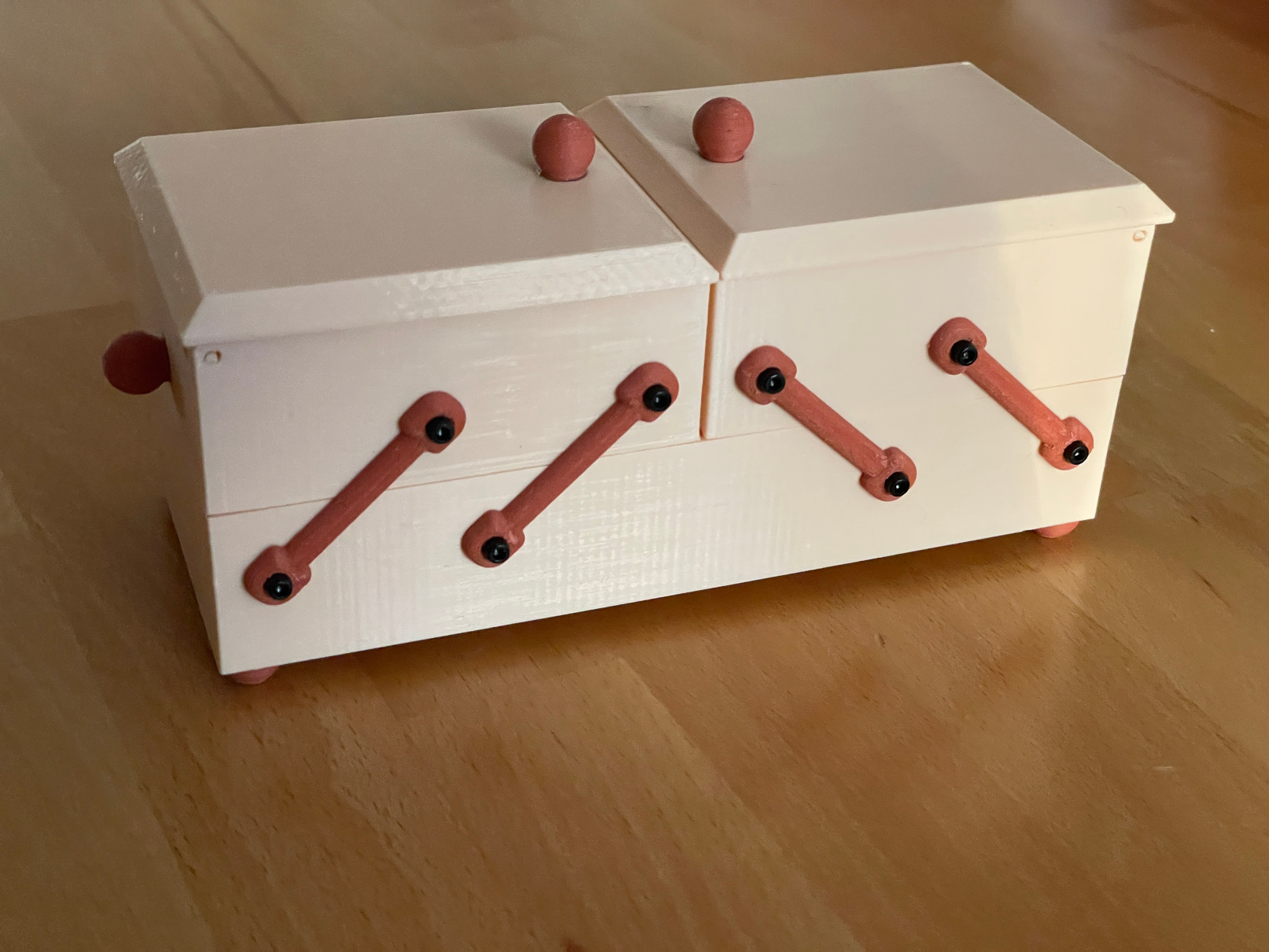 vintage sewing box for dollhouse (Nähkasten)