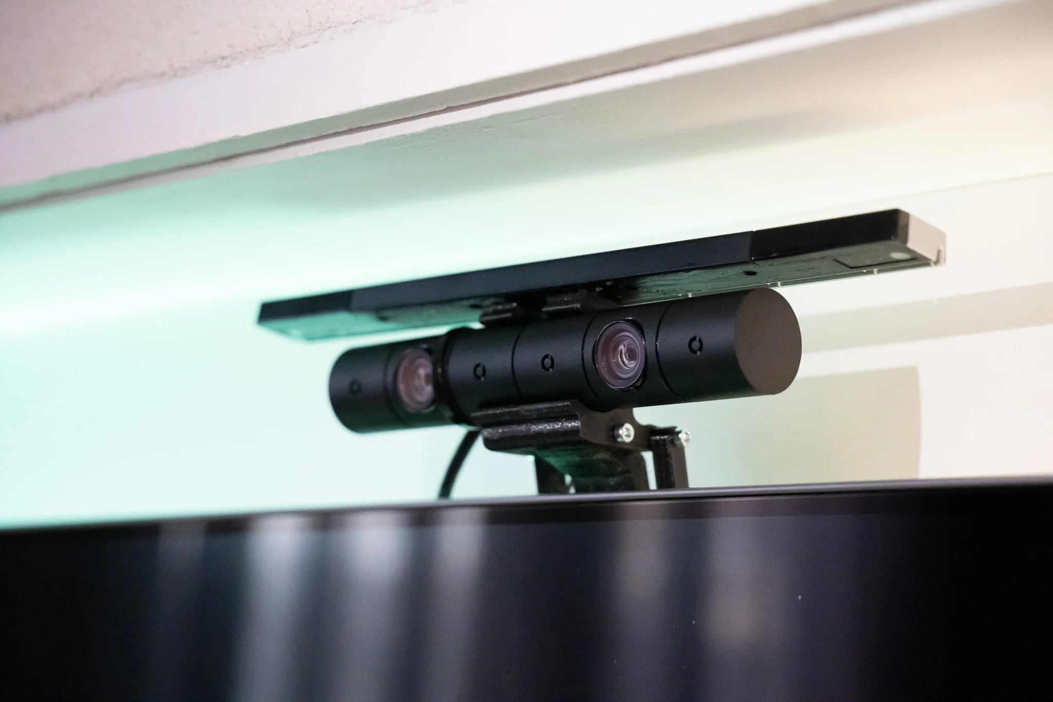 Retractable mechanism for Playstation camera, webcam, Xbox camera or Wii bar