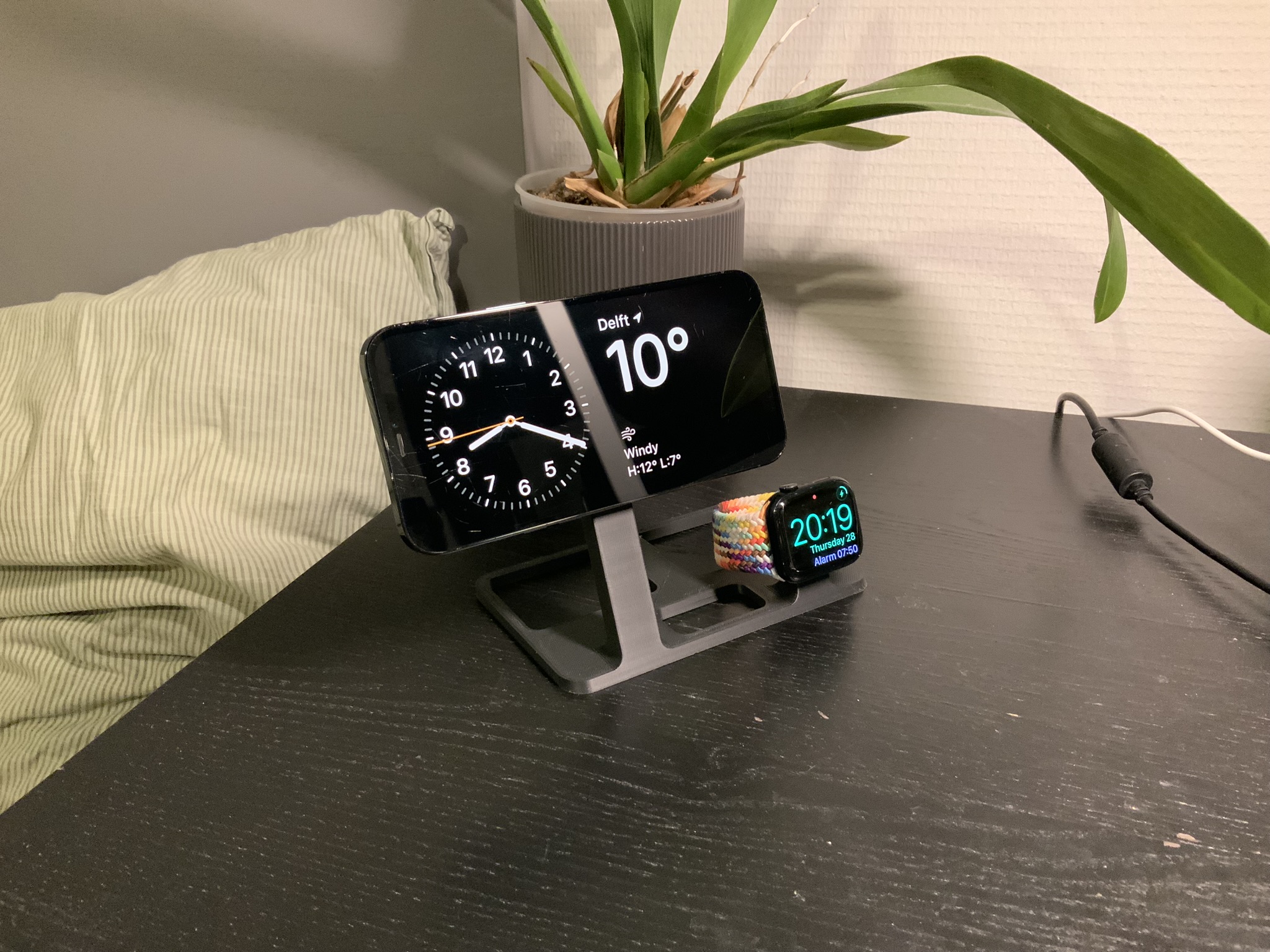 MagSafe Stand for iPhone and Apple Watch
