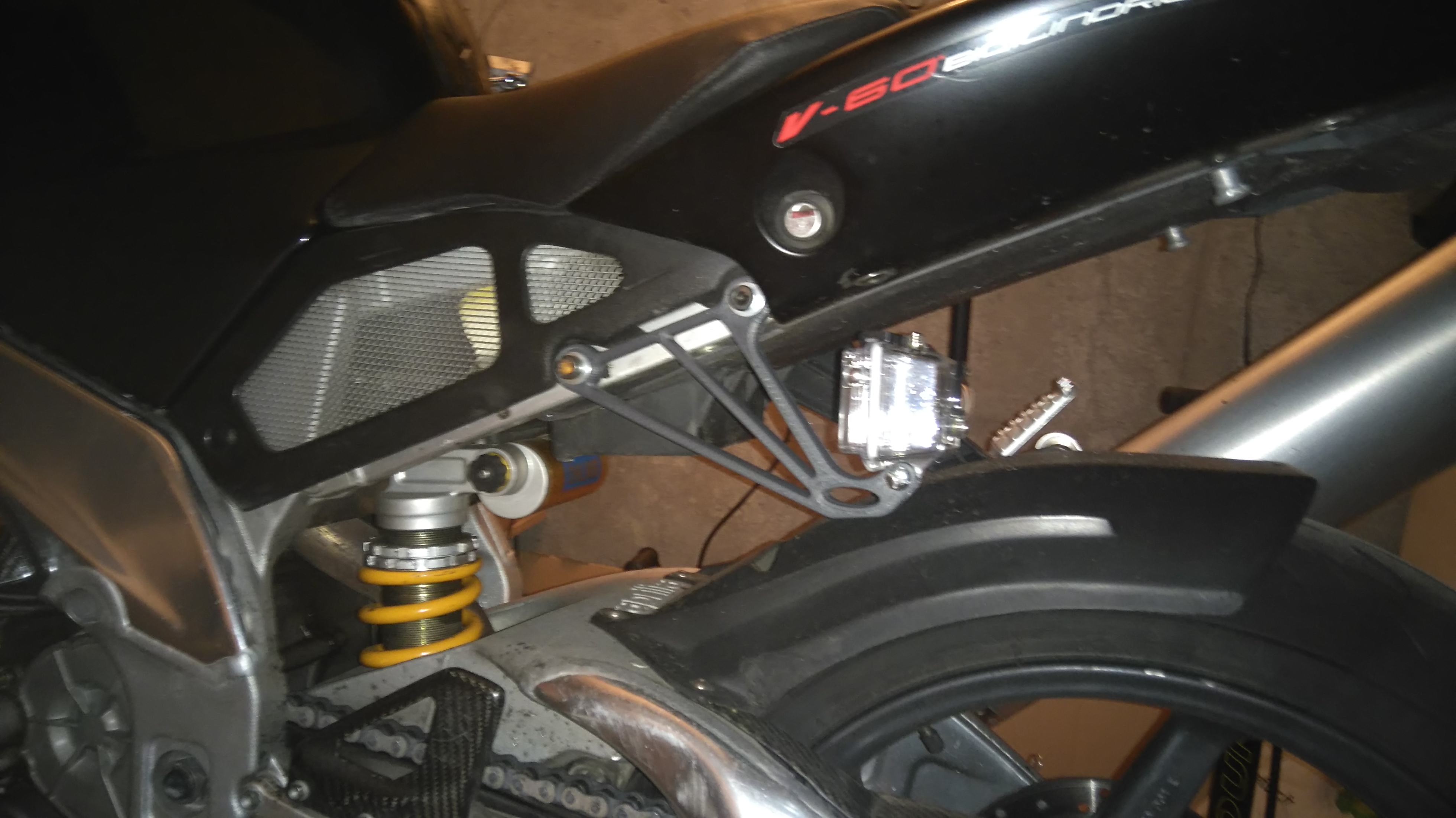 Support GoPro Aprilia RSV 1000 _ vue arrière