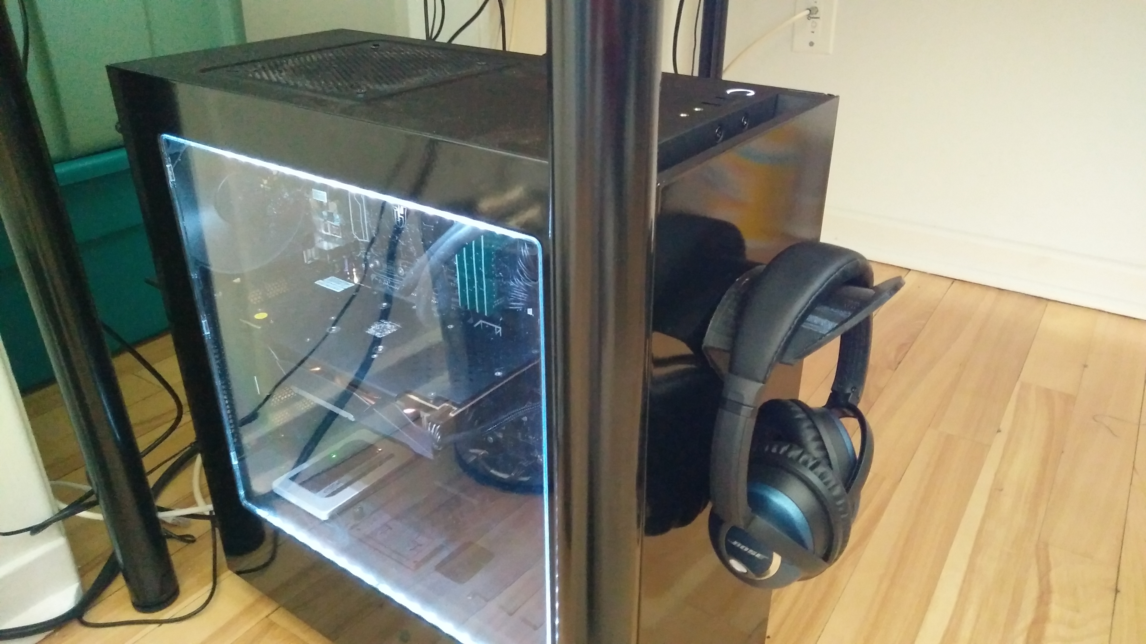 Magnetic Headphone stand for Desktop Computers