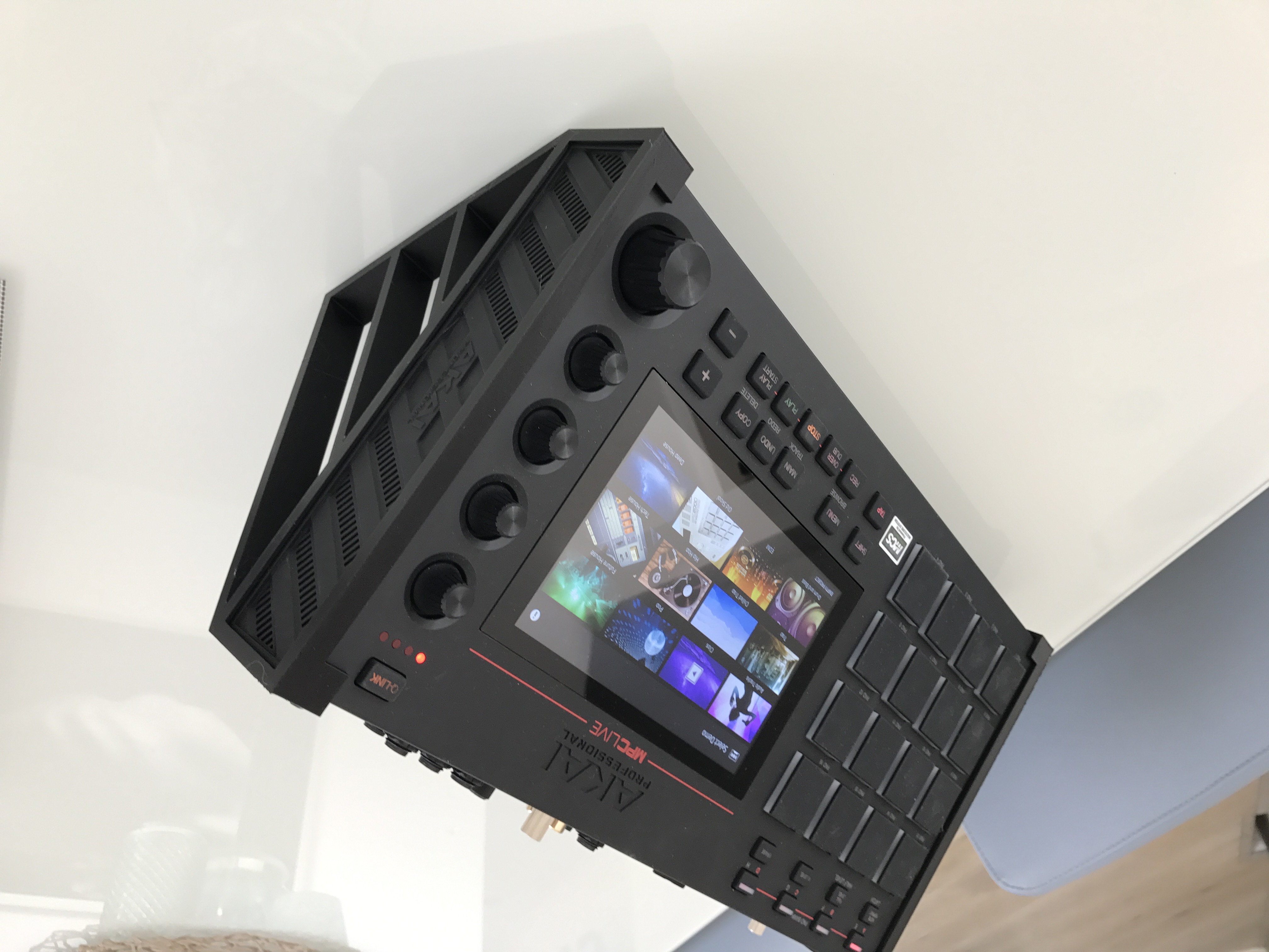 MPC Live Stand