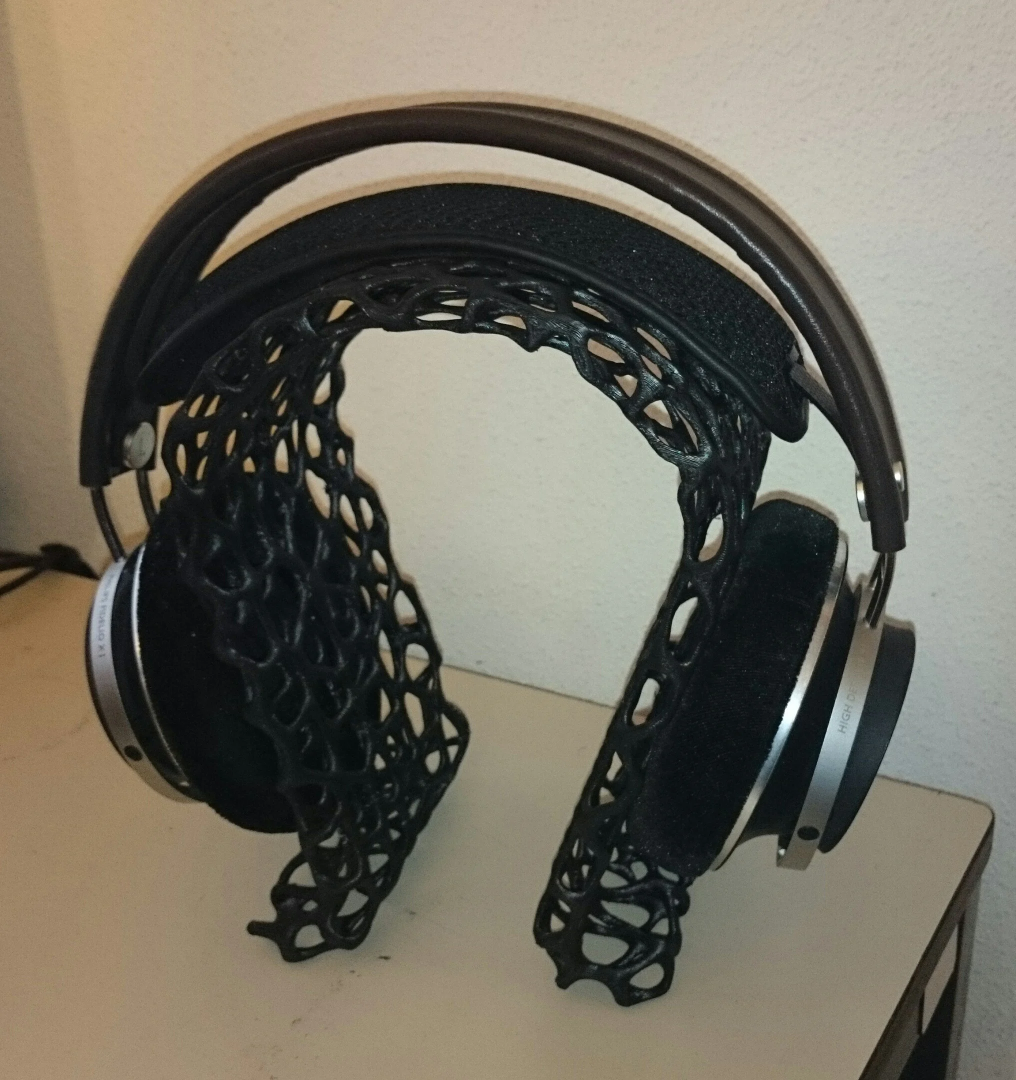 Omega Headphone stand - Voronoi style