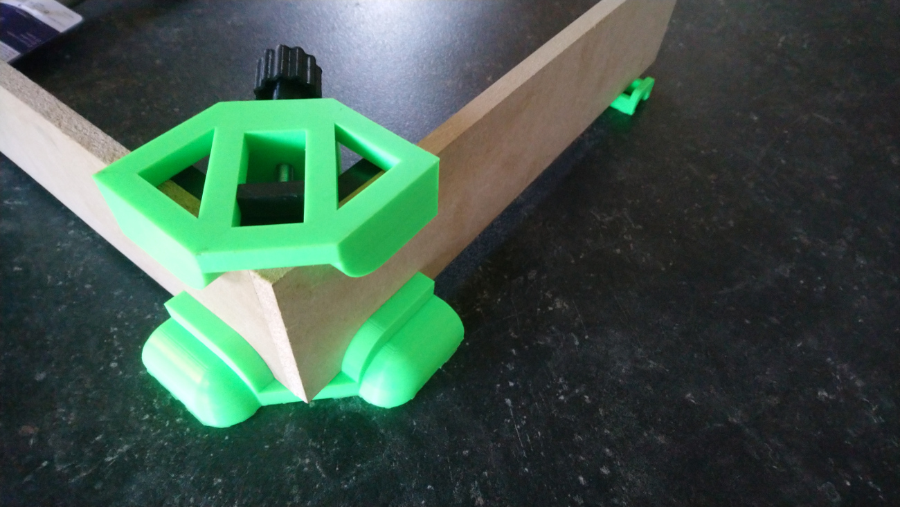 Corner clamp - Serre joint