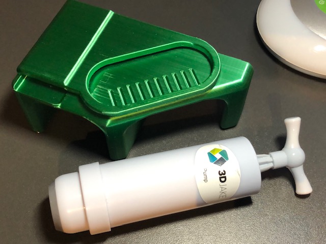 Pump support for vacuum filament storage bags
