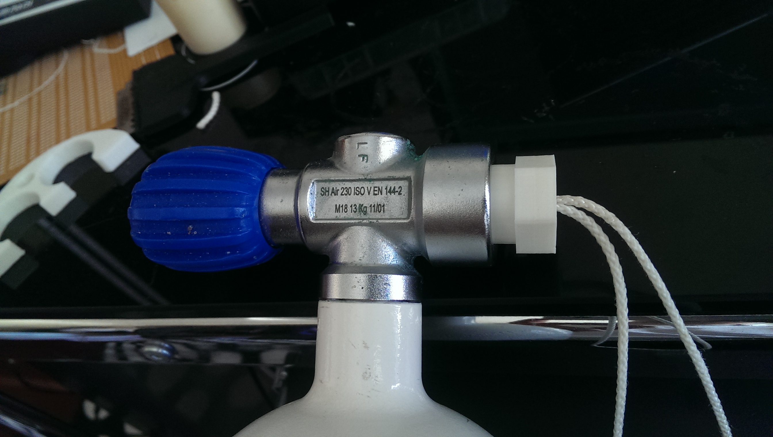 Din scuba valve cap
