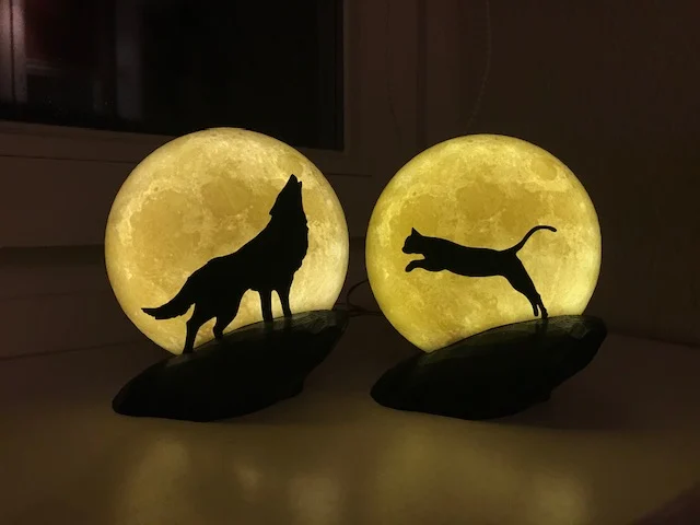 Wolf howling at the Moon