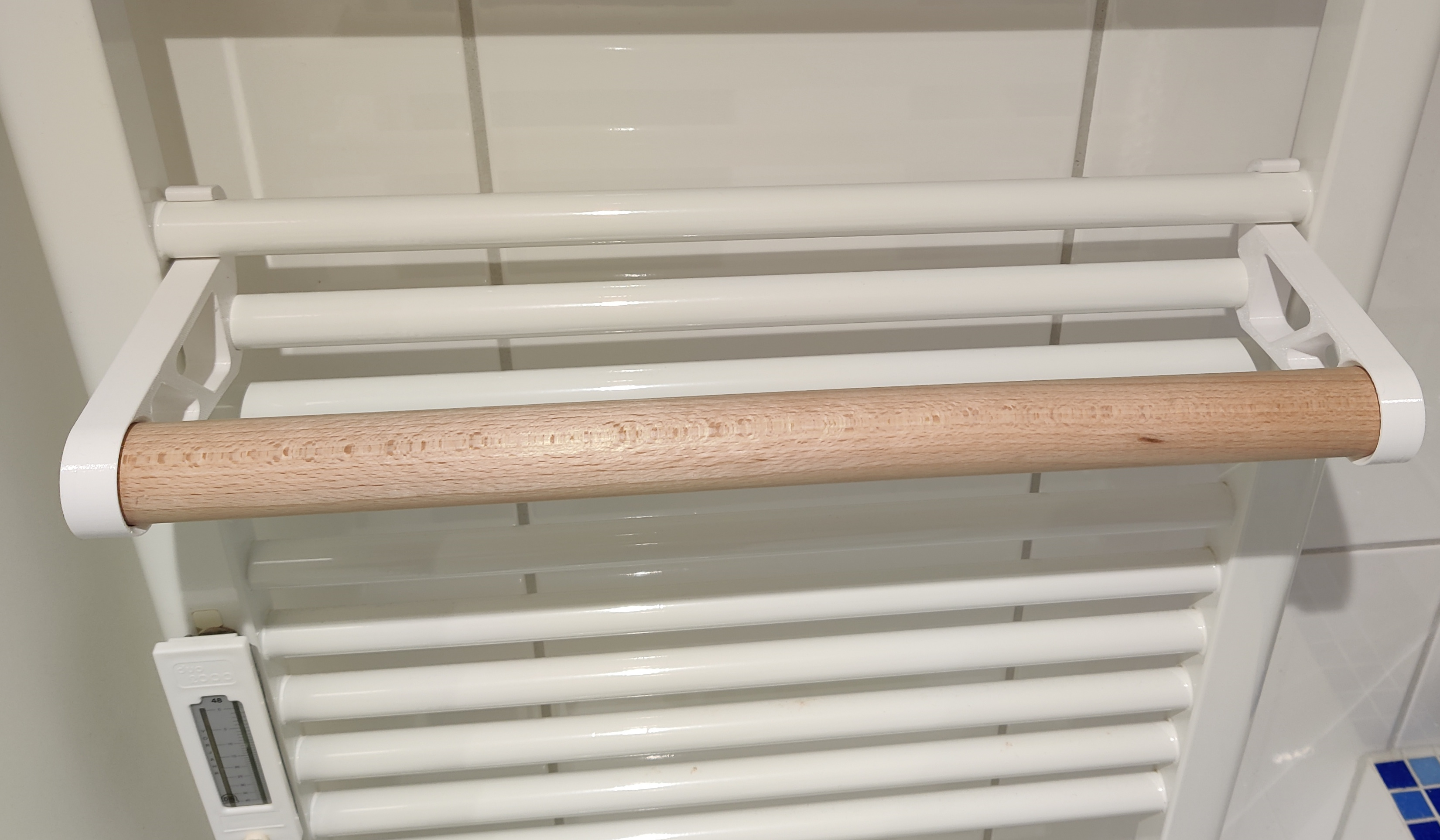 Towel holder for bathroom radiator