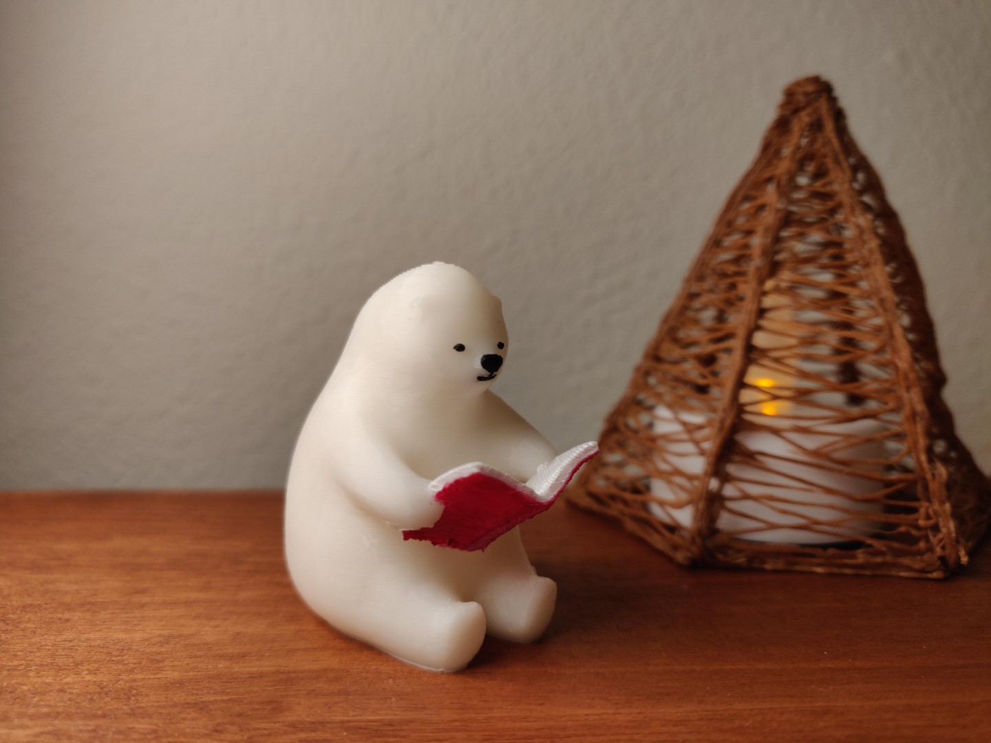 KUMATY : Polar Bear Reading a Book