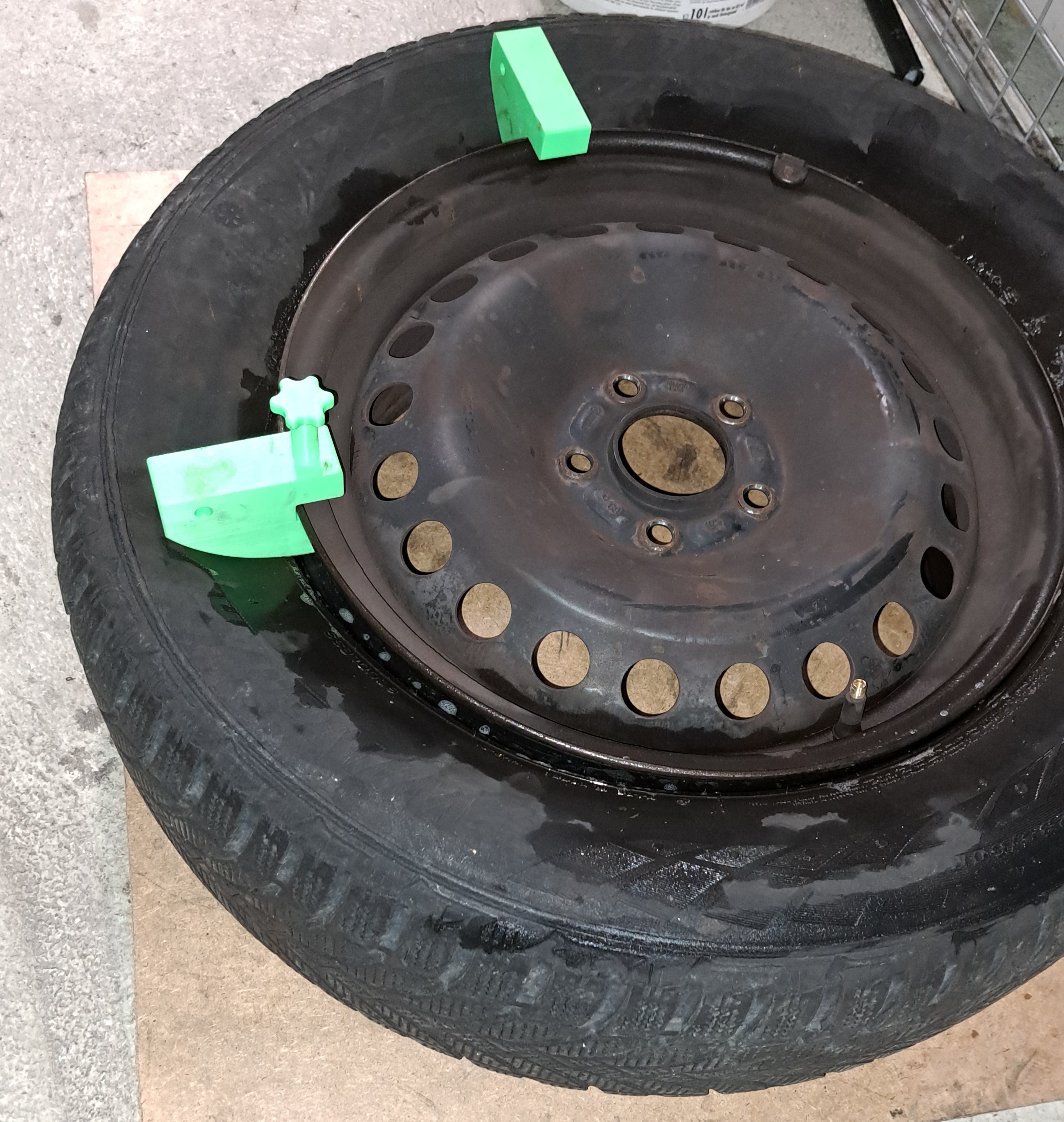 Tire bead holder