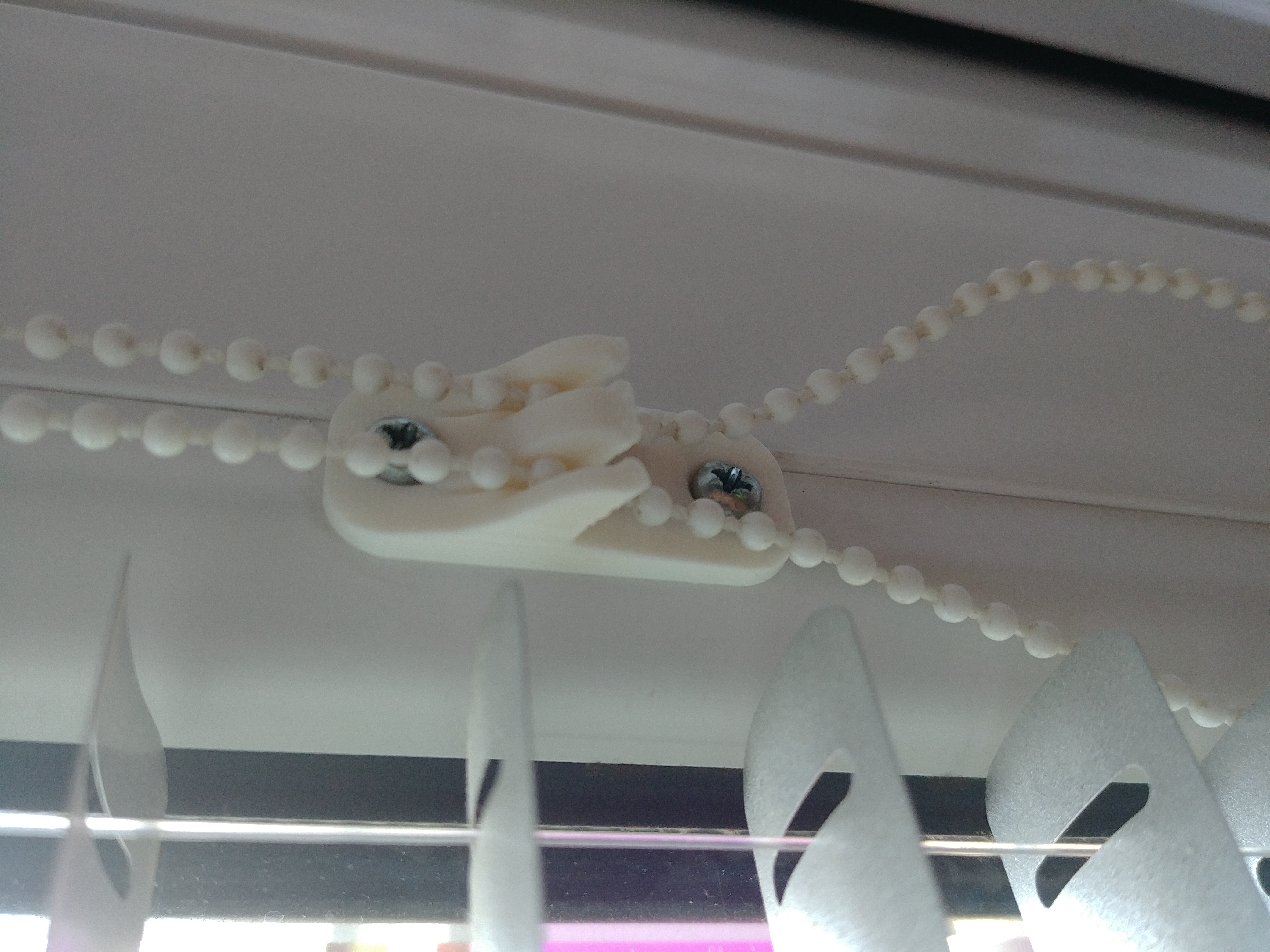 Venetian blind holder