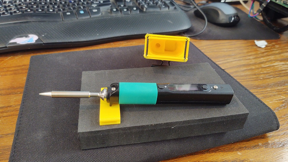 Pinecil v2 case with strong lid