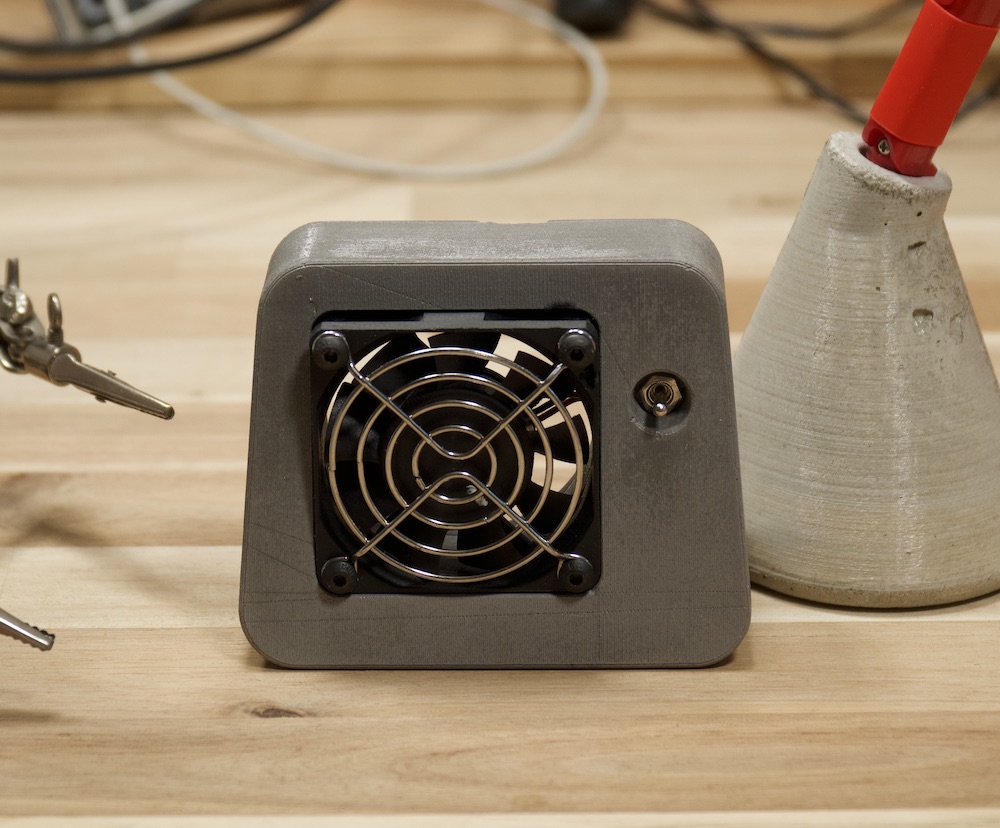 Soldering fume extractor, with selectable speed and cast concrete body