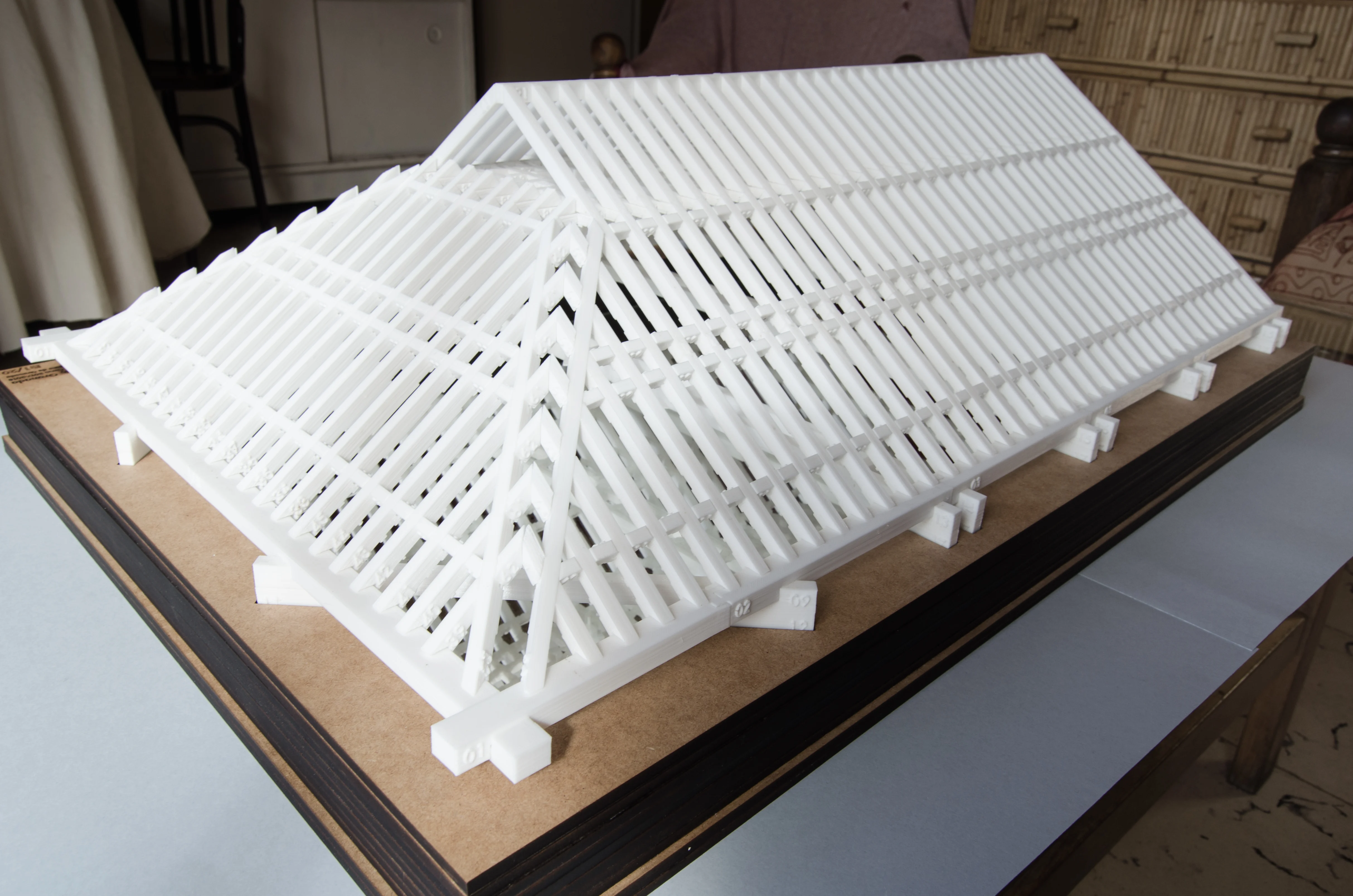 Maqueta del artesonado de par y nudillo de la Iglesia de San Miguel Bajo E: 1/20 m