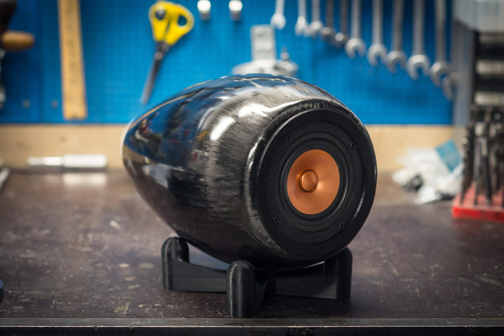 Loudspeaker enclosure with carbon fiber skin