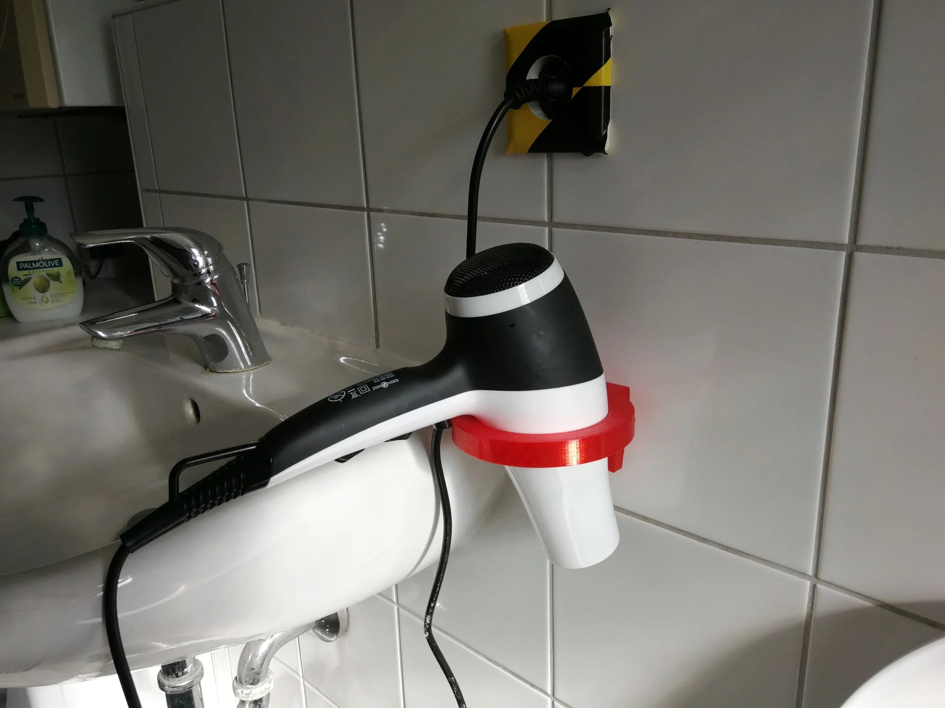 Blow-drier holder / wall mount