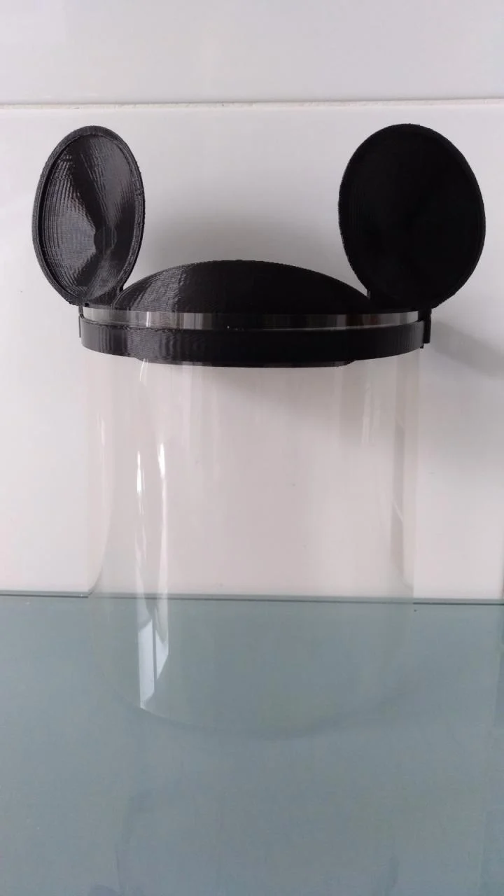 Pantalla tipo 4 basada en el diseño  HanochH para protección Covid-19 para uso infantil con motivos de héroes infantiles.