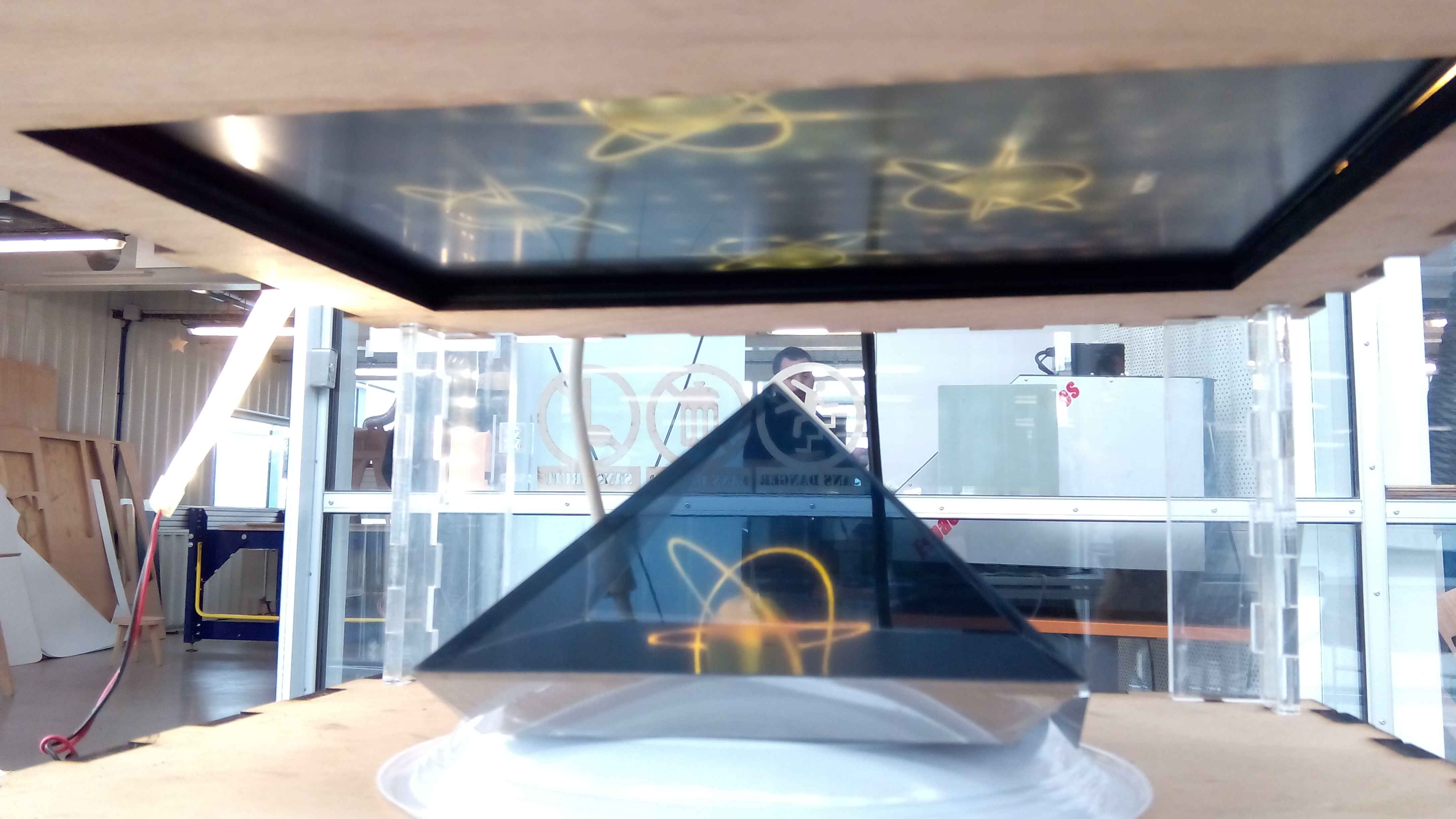 An adjustable hologram box generator for screens