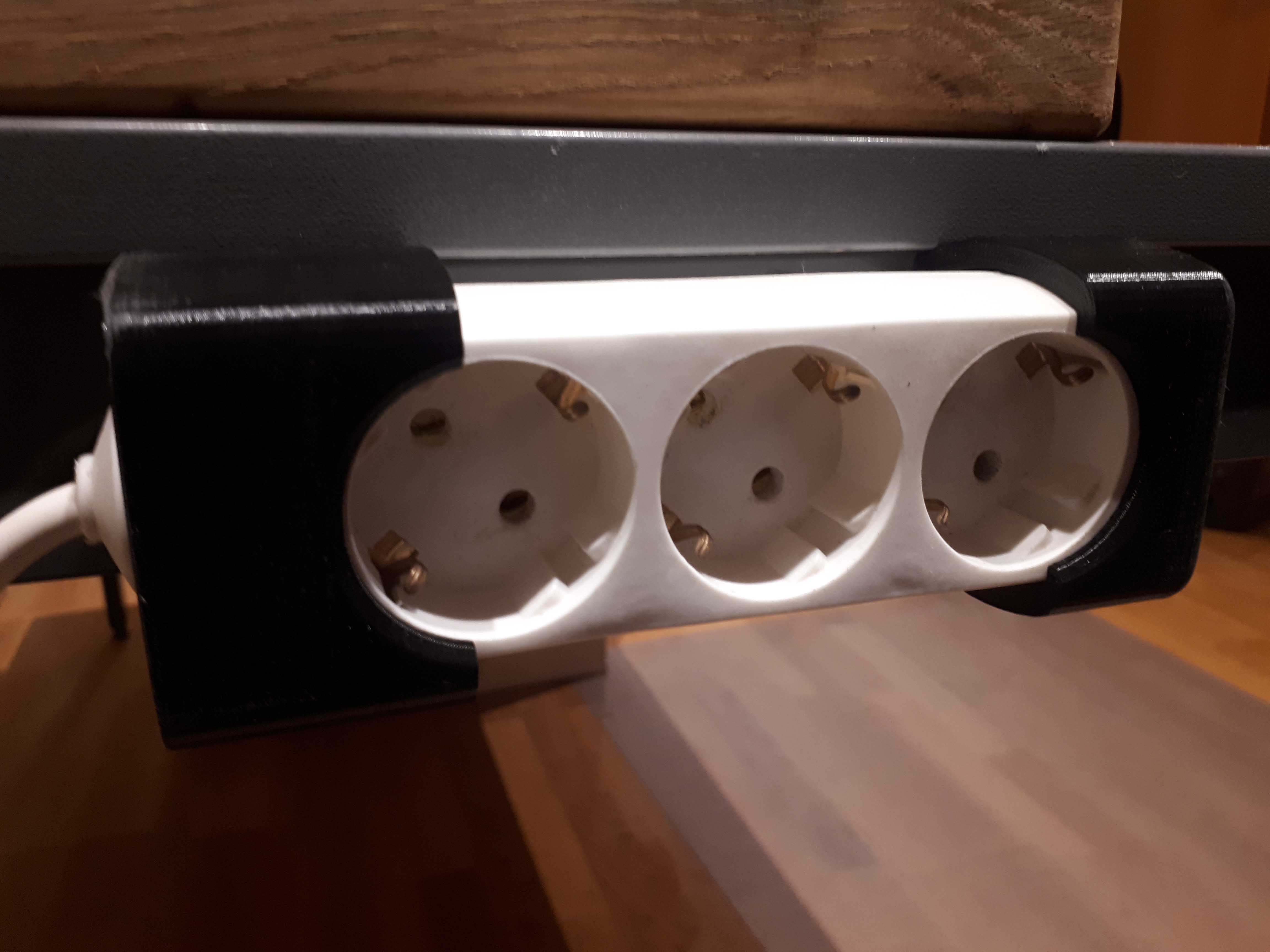Mount for power strip / Befestigung Mehrfachverlängerung
