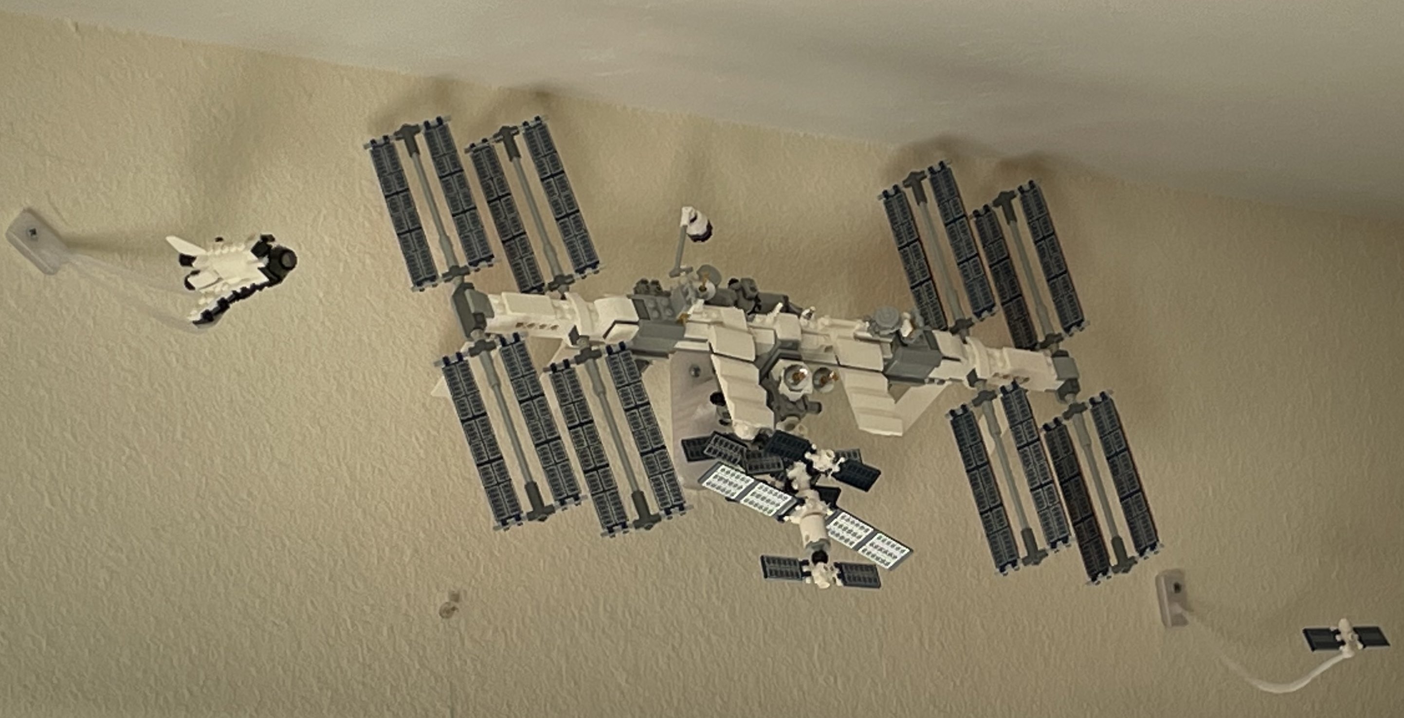 Lego ISS small spacecraft mounts