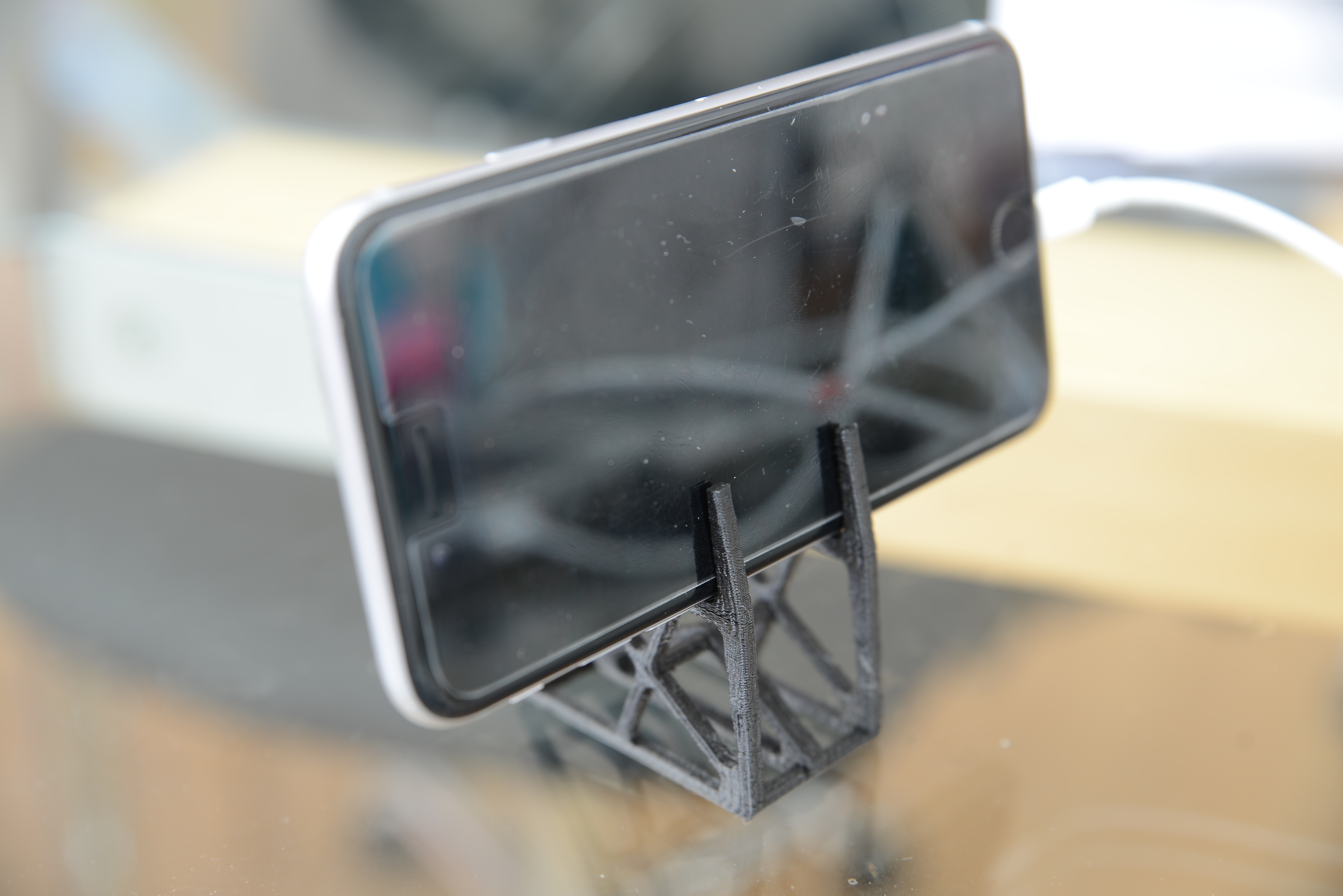 Minimalistic iPhone 6 stand