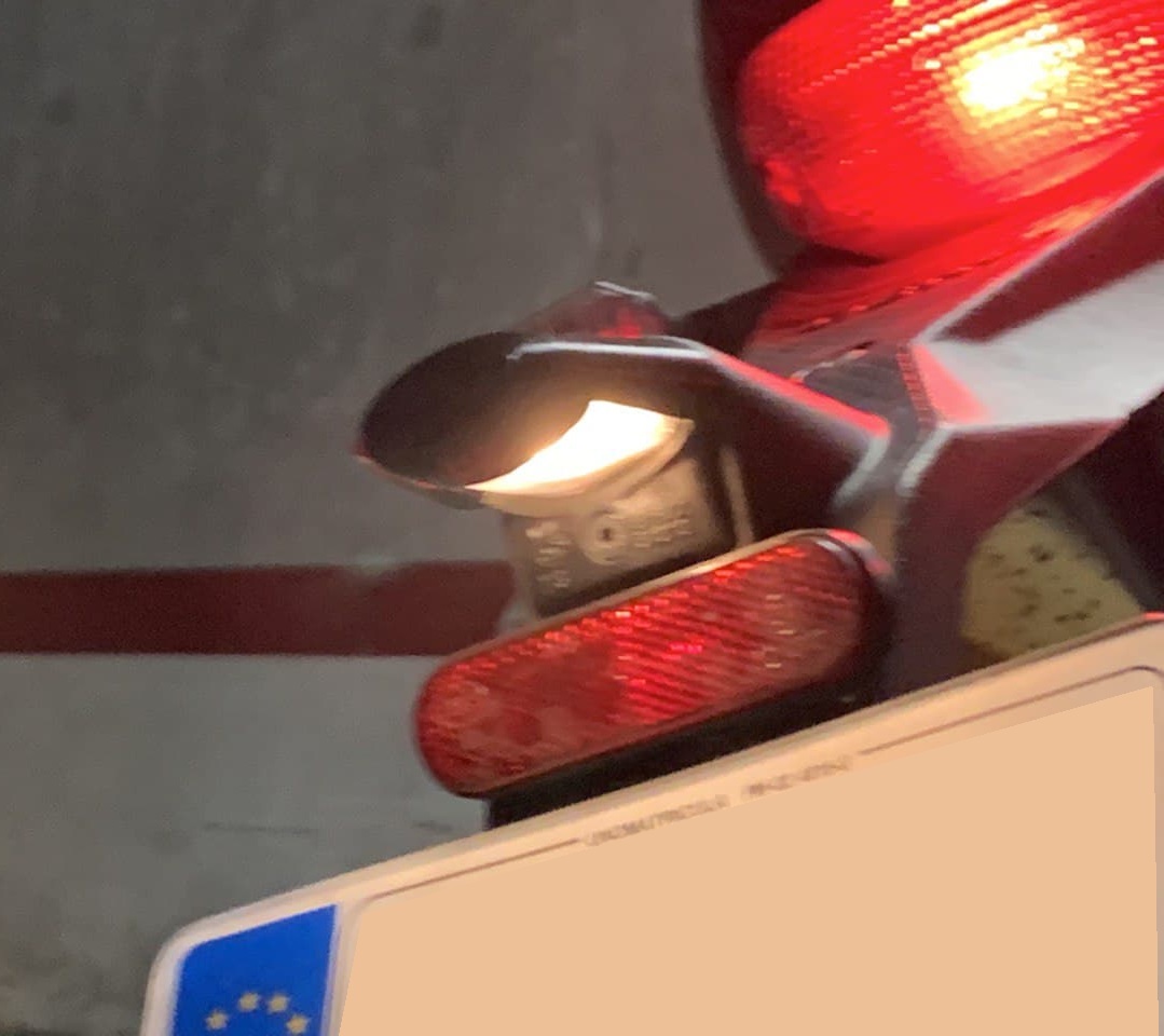 Tapa luz de matricula Derbi Mulhacen