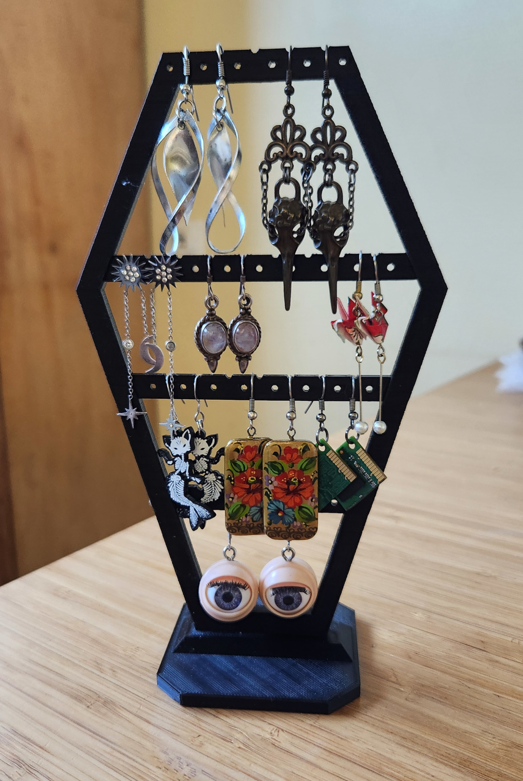 Gothic earing stand