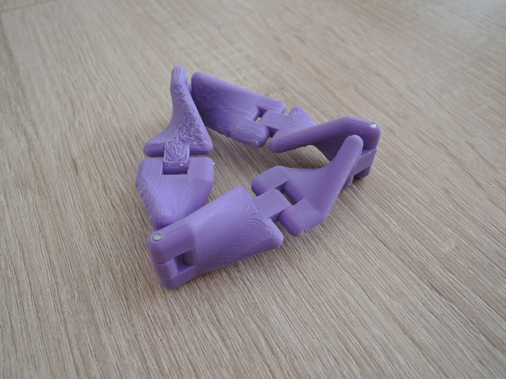 Kaleidocycle of Möbius (updated hinges)