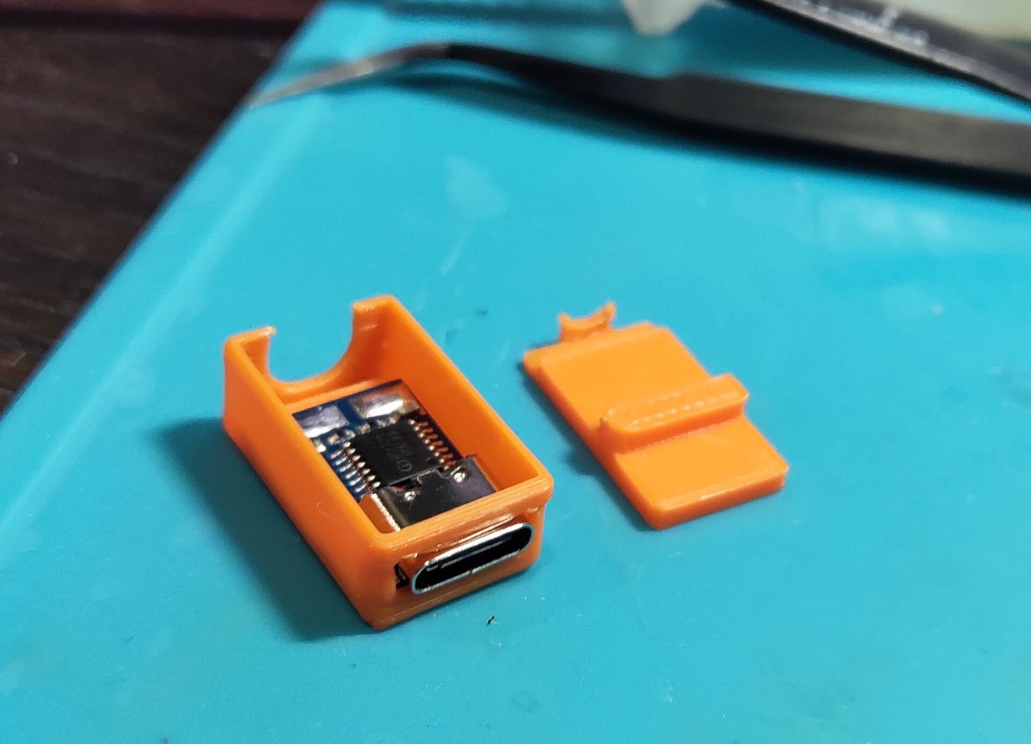 USB Type-C female w PD trigger case shell