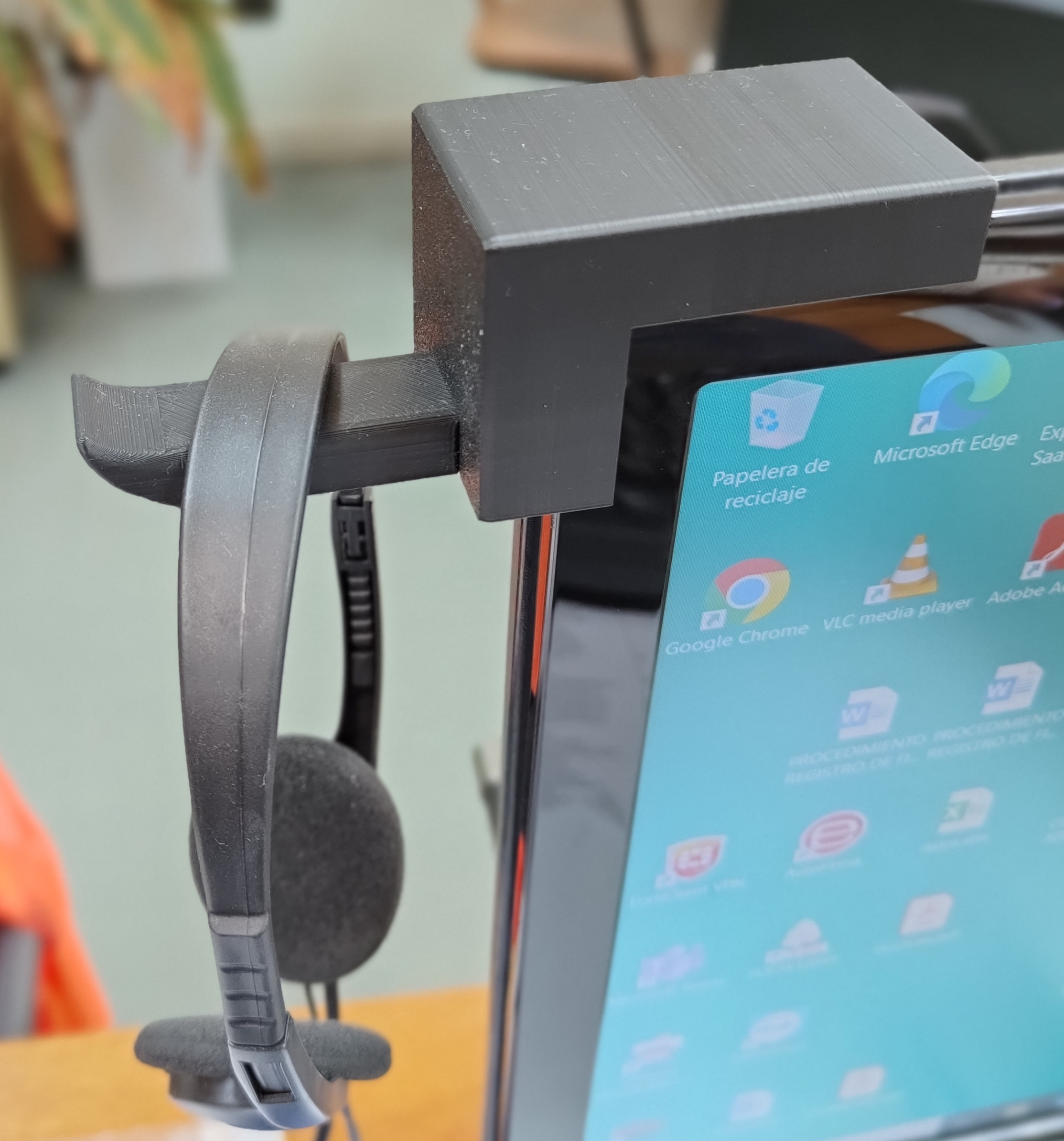 Support for monitor and headphones