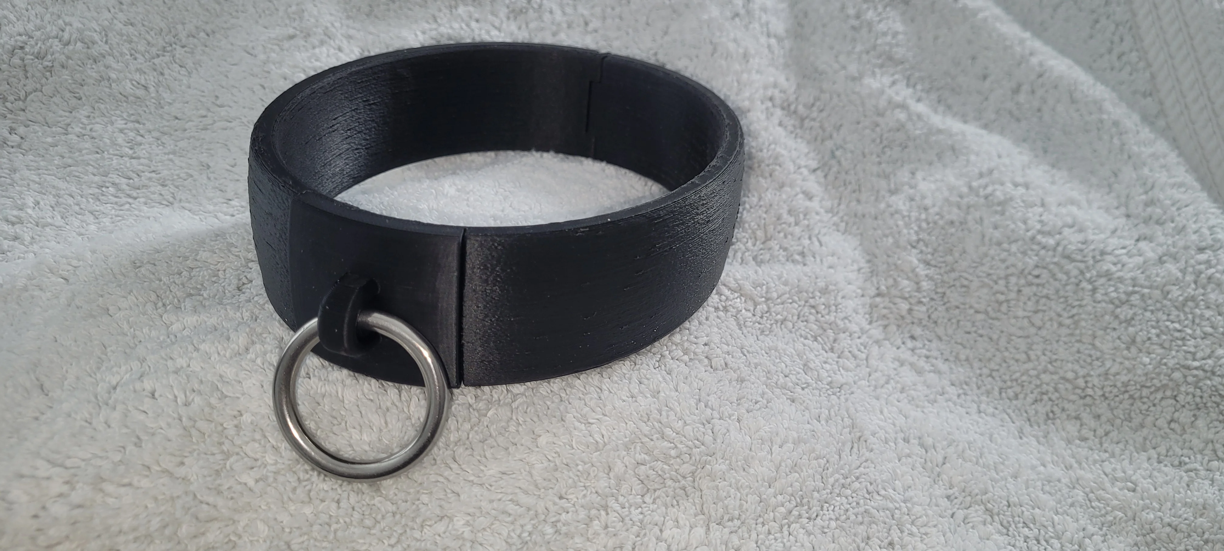 BDSM collar - magnet lock