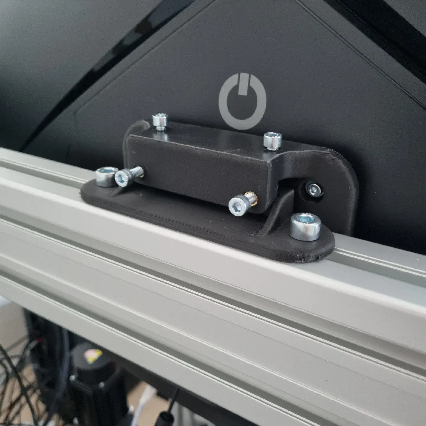 Adjustable Vesamount for Triple Screen