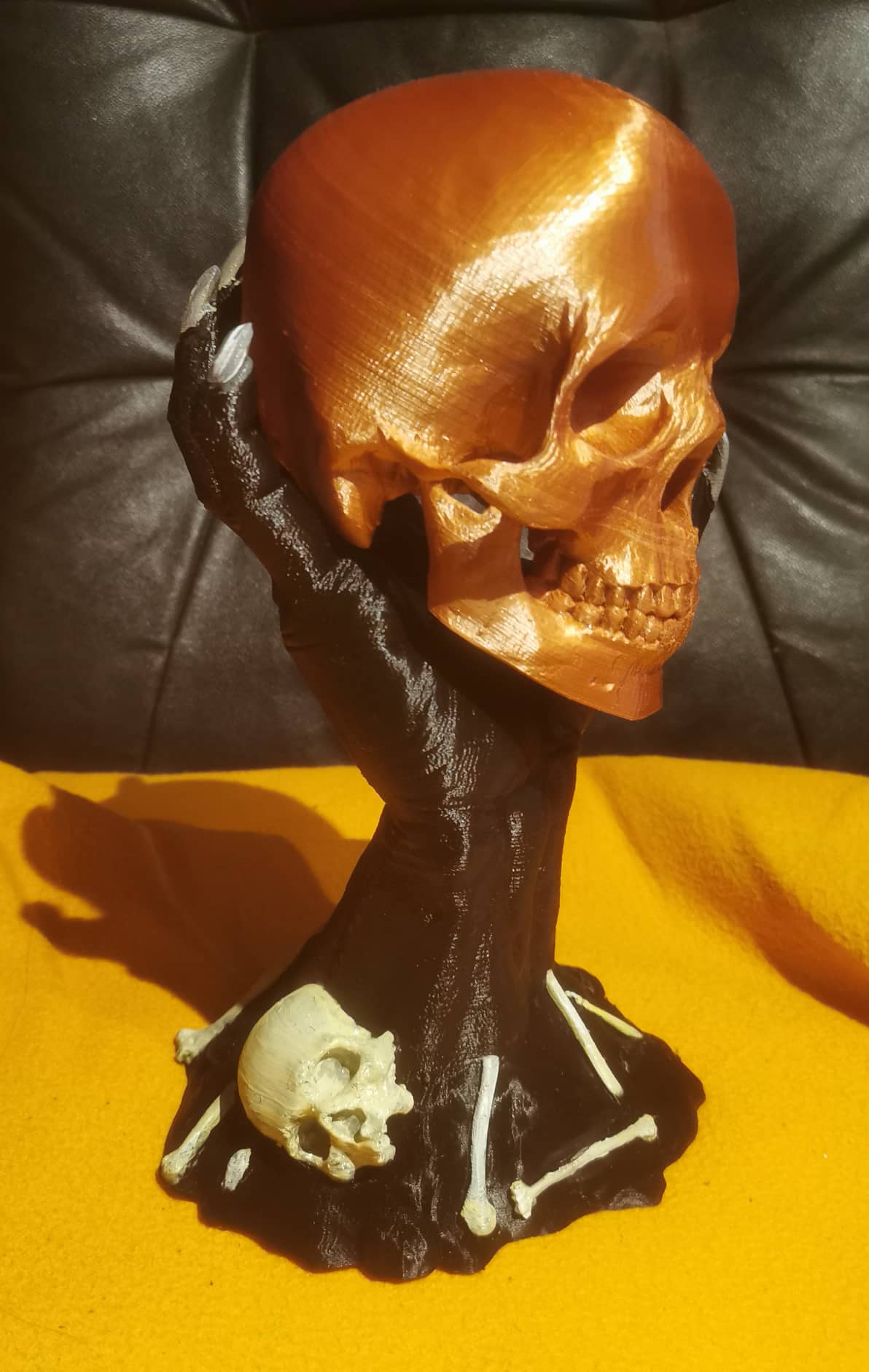 Totenkopf auf Krallenhand