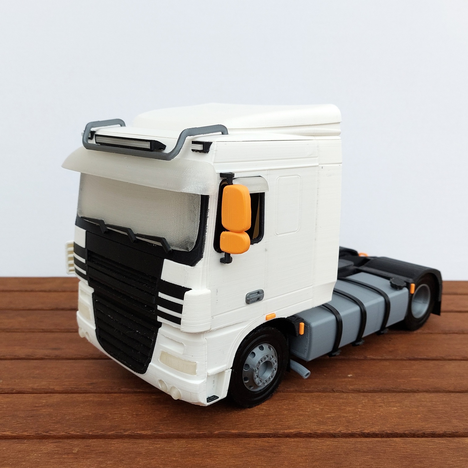 DAF XF 105 410 truck tractor