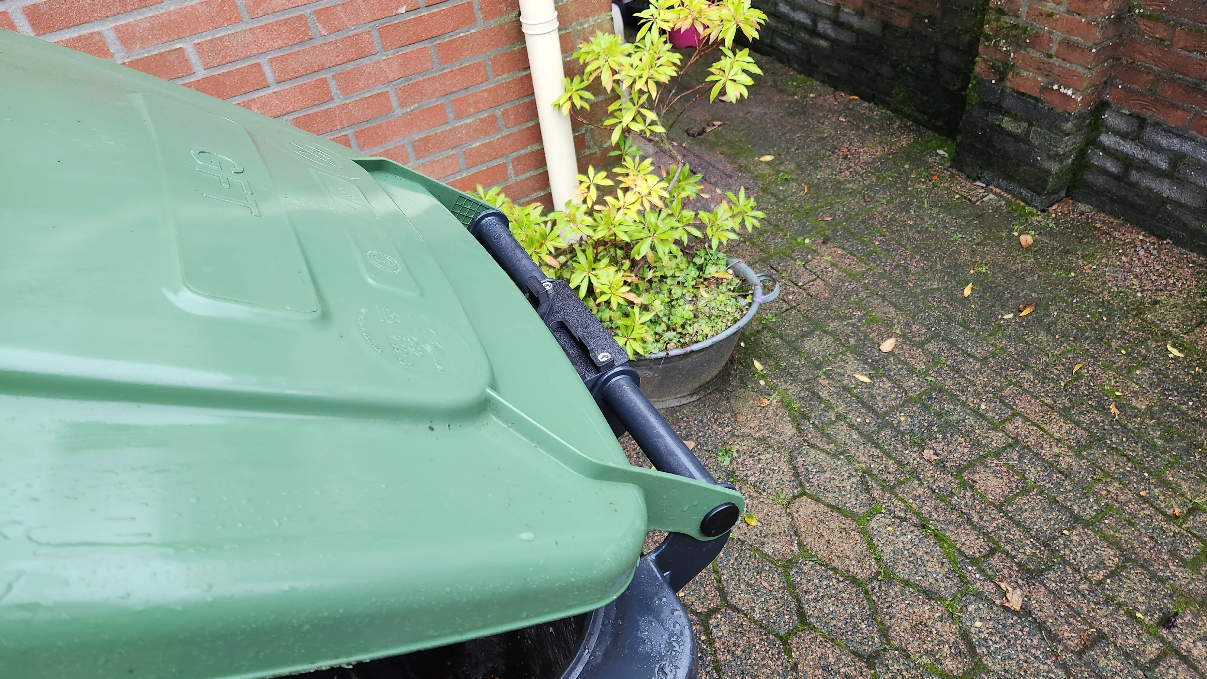 A 3rd hand to hold the trashbin open [Video demo in the description]