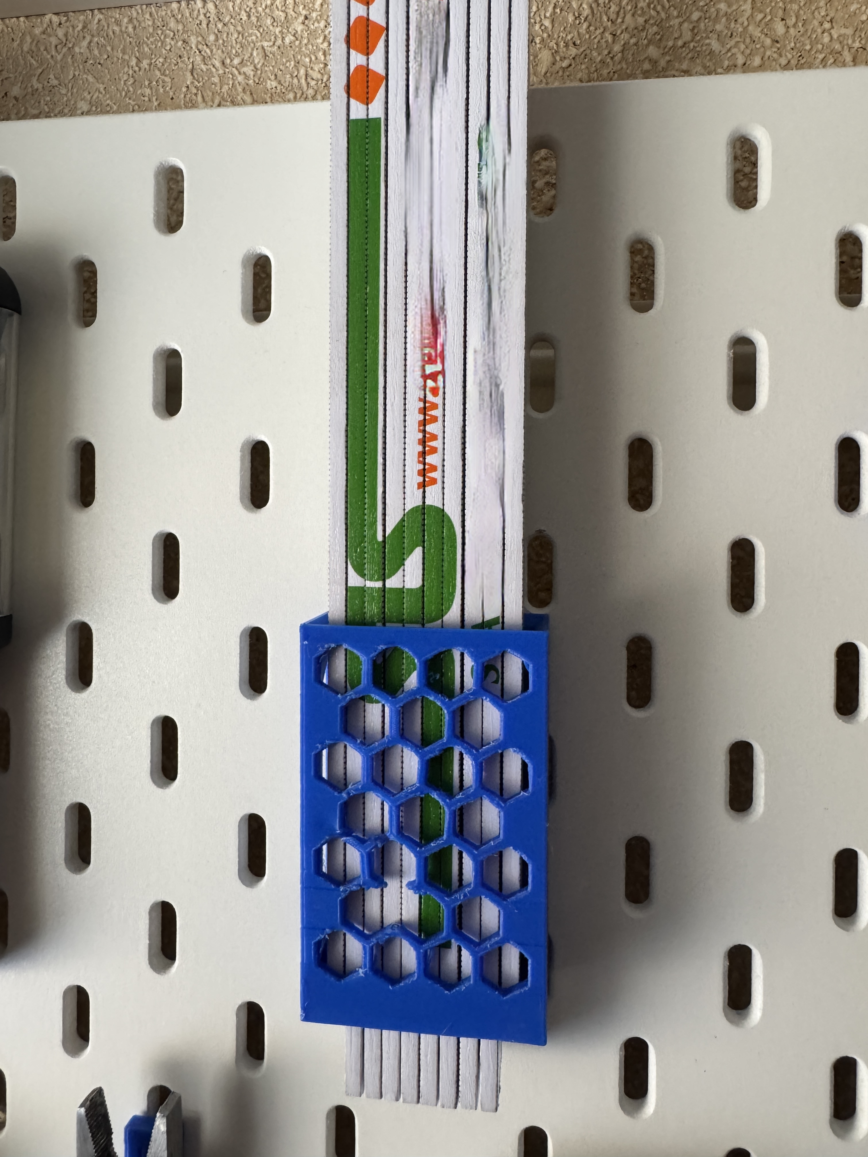 Skadis holder for folding ruler. Soporte Skadis para metro plegable.