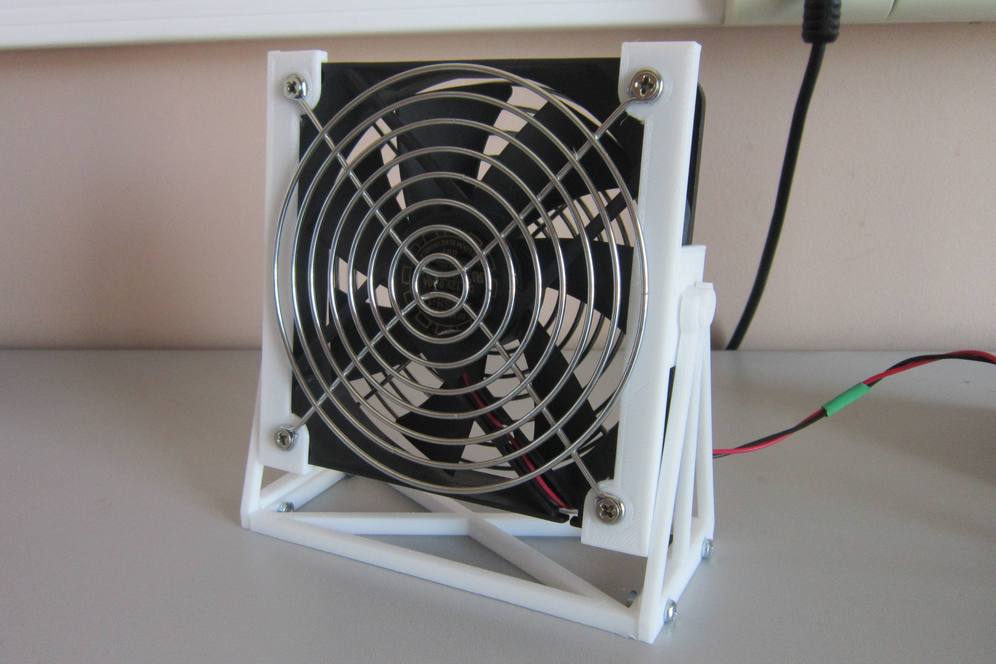 Desktop fan made of 120 mm PC Cooler