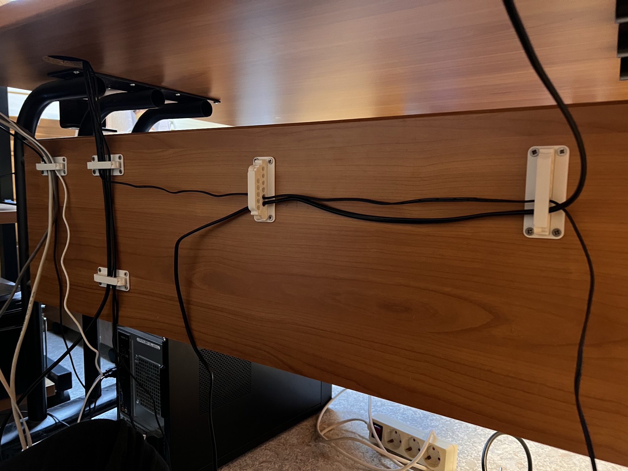 Screwable cable management clips (V2)