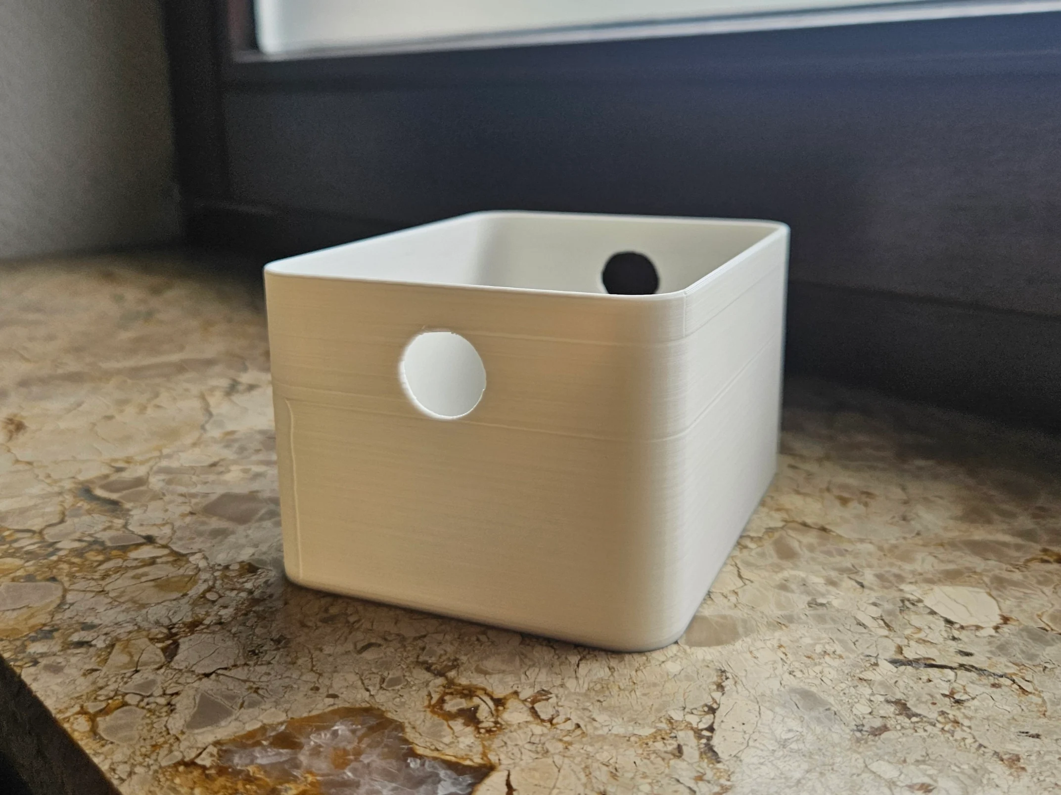 Customizable Organizer Box with Hole (Fusion360)
