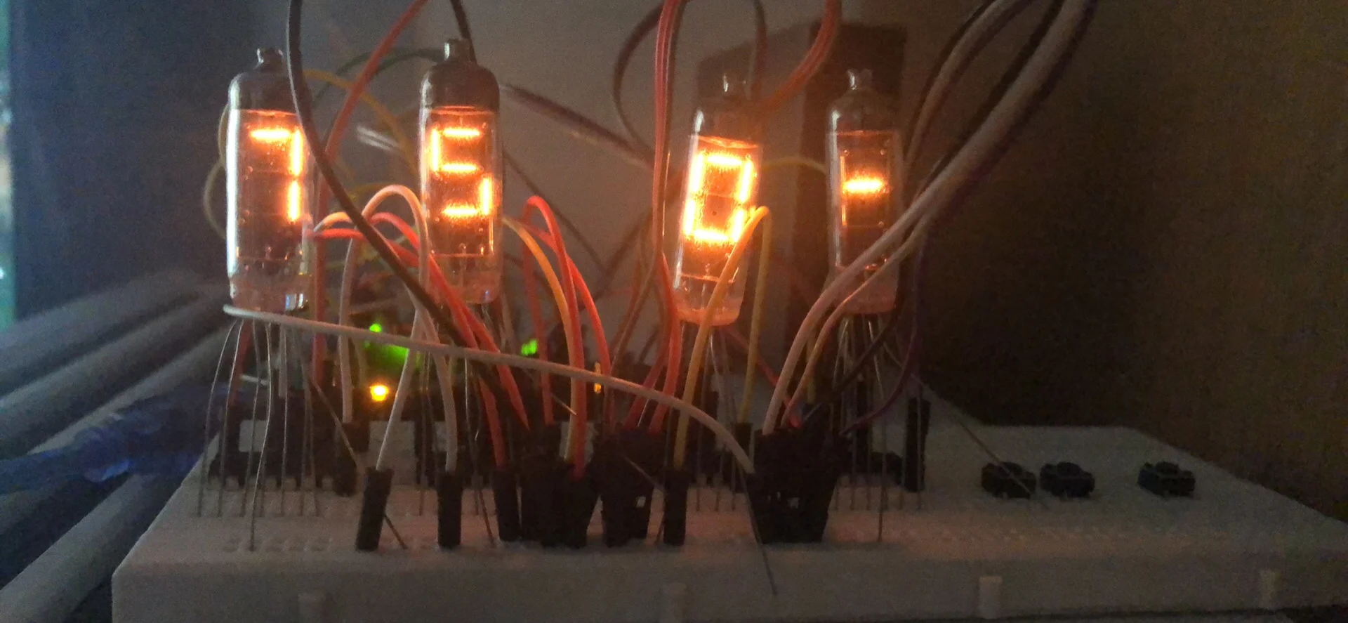 Numitron iv-9 testing program using 4 shift registers and Arduino Uno