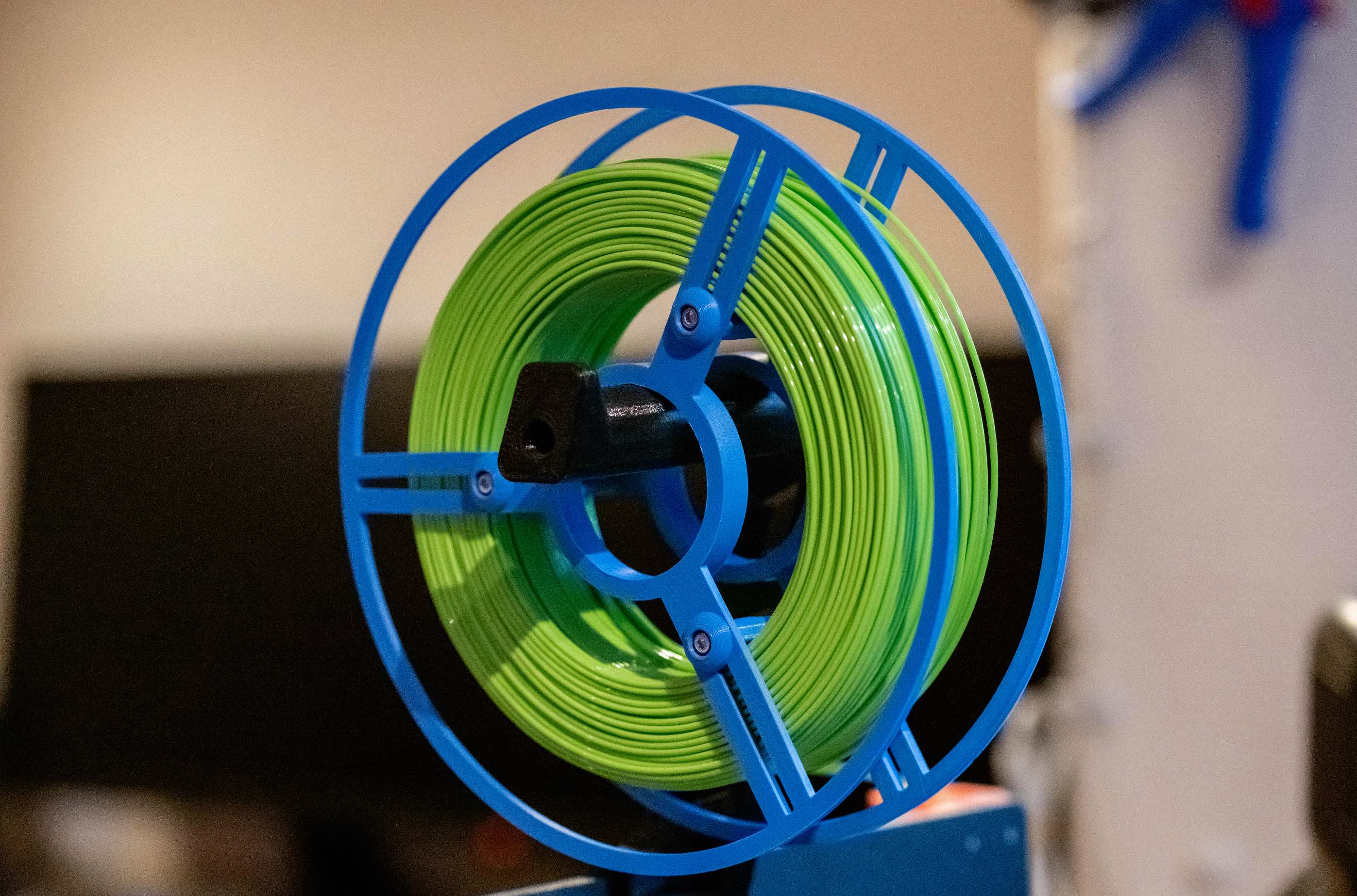 Reusable adjustable spool for spoolless filament