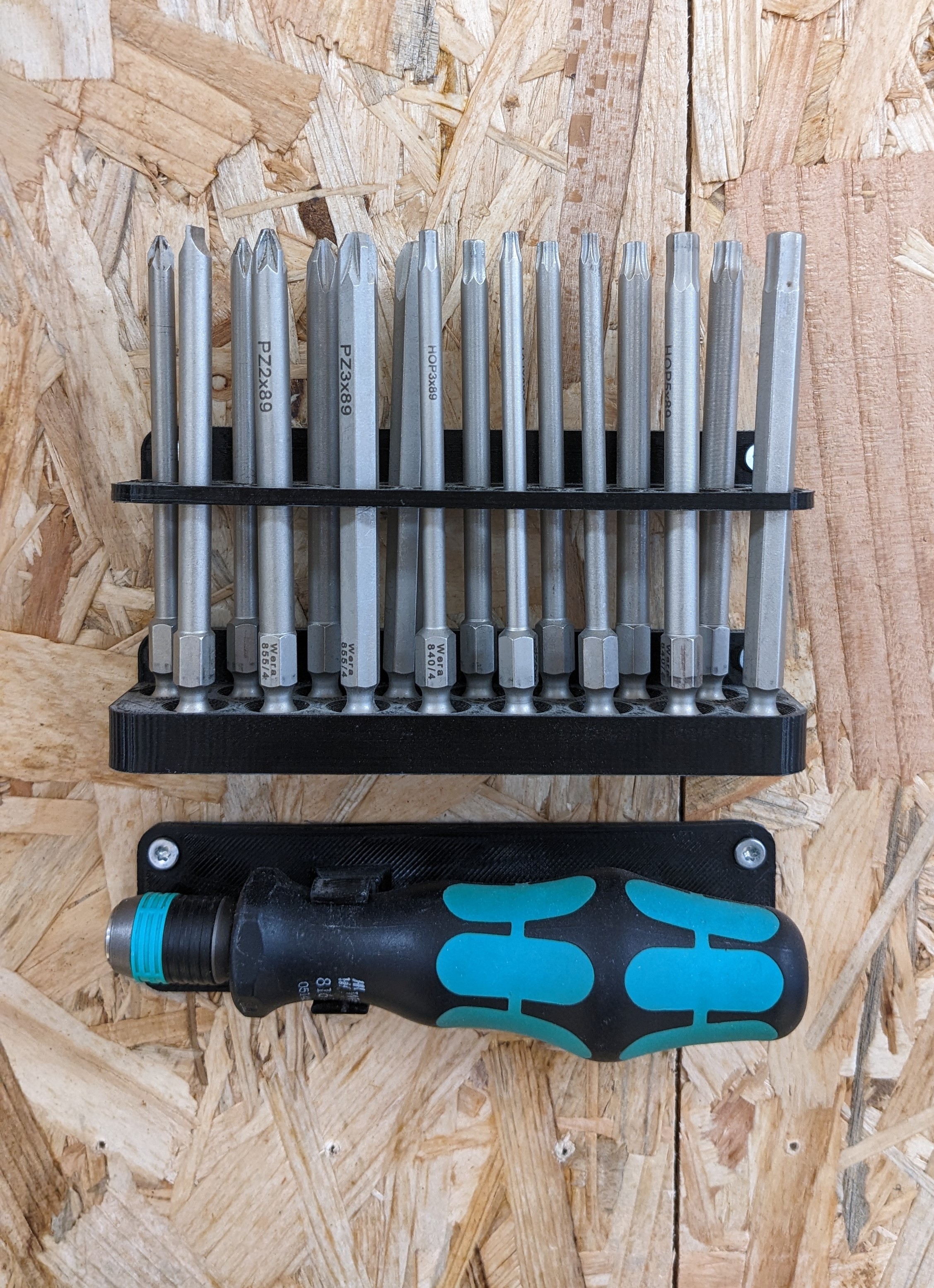 wall mount for handle and bits of exchangeable screwdriver (Wera 816 R)