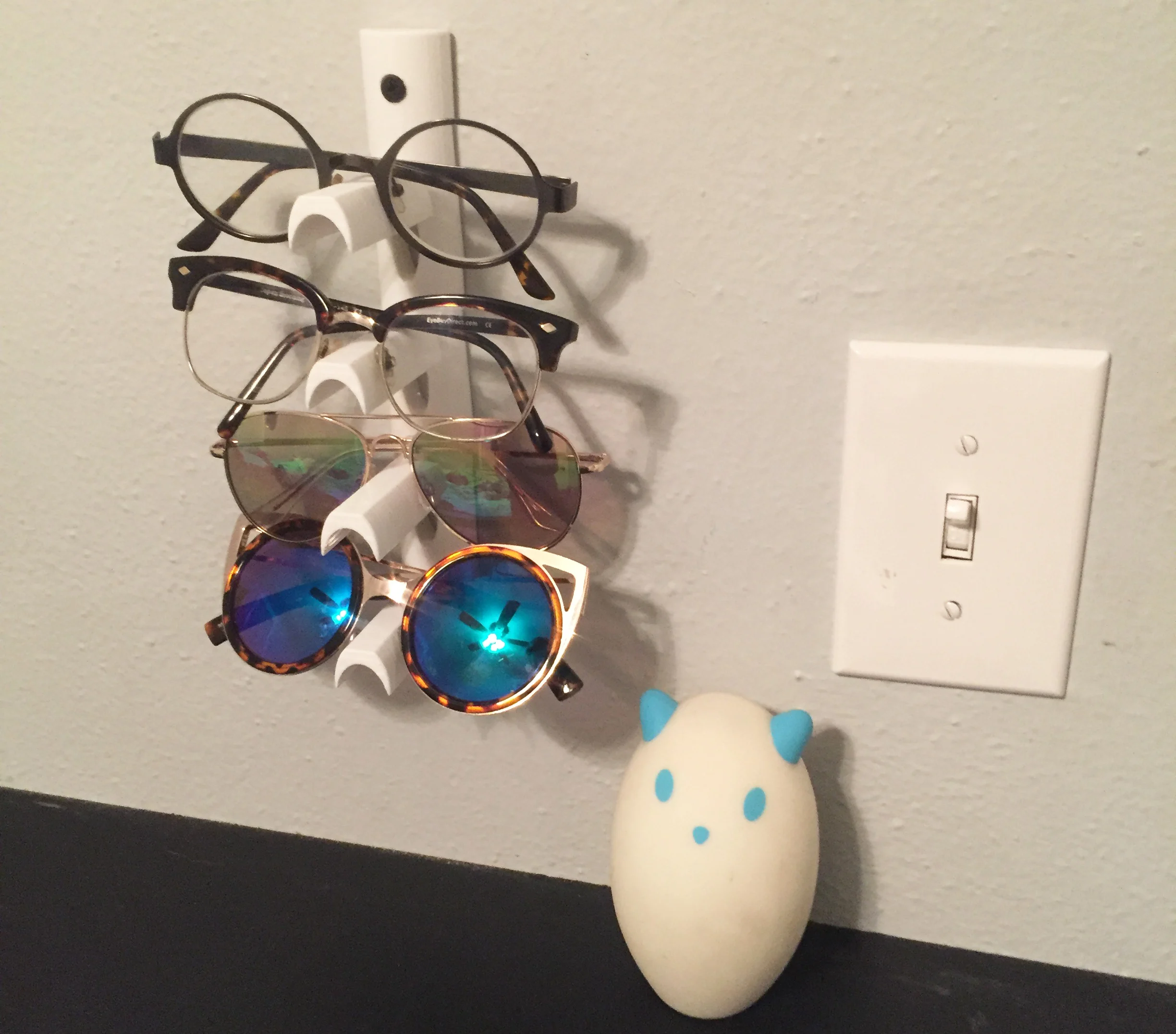 Eye glasses holder - Wall mounted